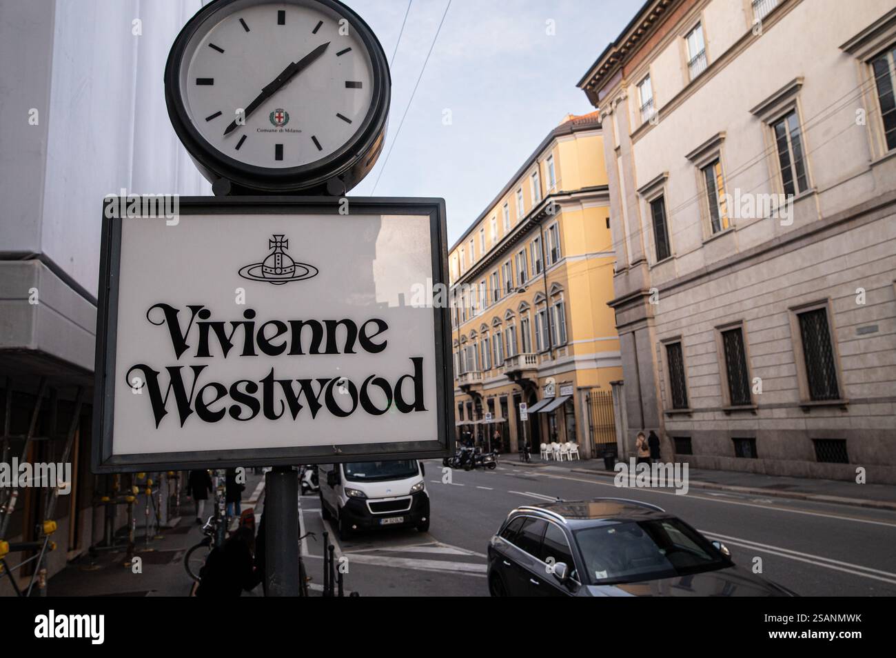 Das Logo von vivienne westwood, bestehend aus einer Kugel, die von einem Ring umgeben ist, Stockfoto