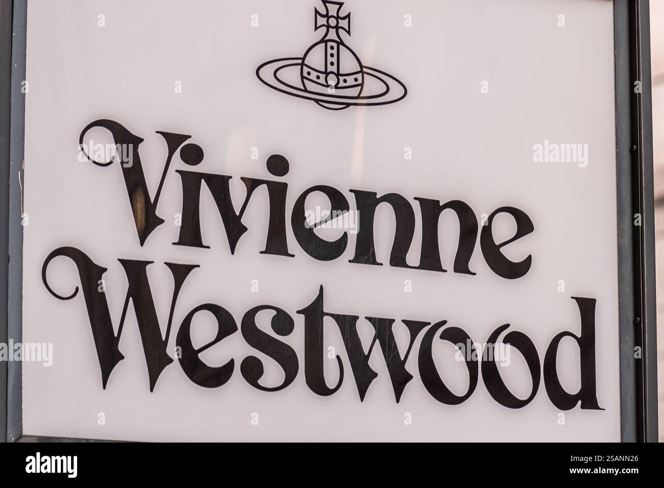 Das Logo von vivienne westwood, bestehend aus einer Kugel, die von einem Ring umgeben ist, Stockfoto