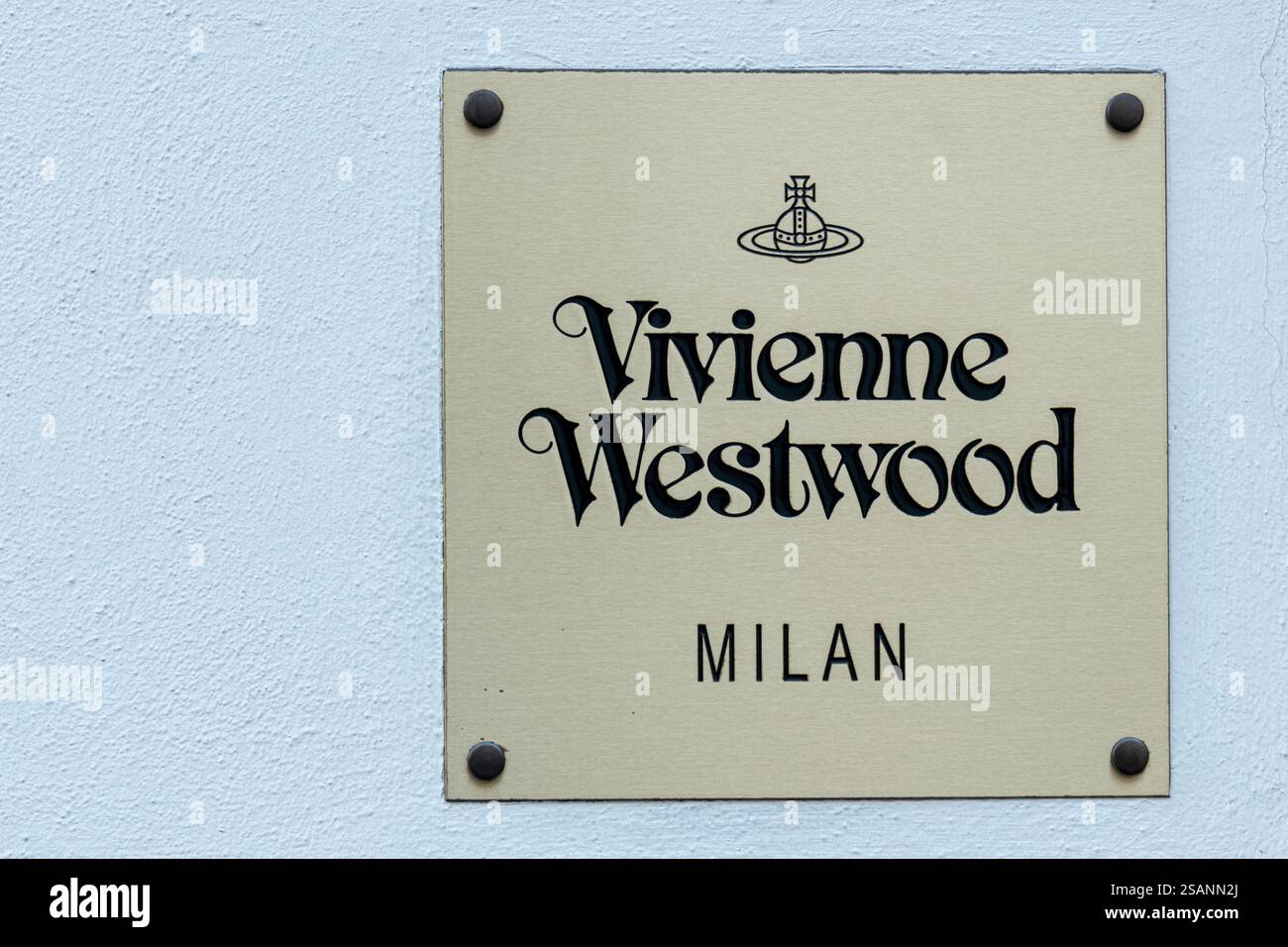 Das Logo von vivienne westwood, bestehend aus einer Kugel, die von einem Ring umgeben ist, Stockfoto