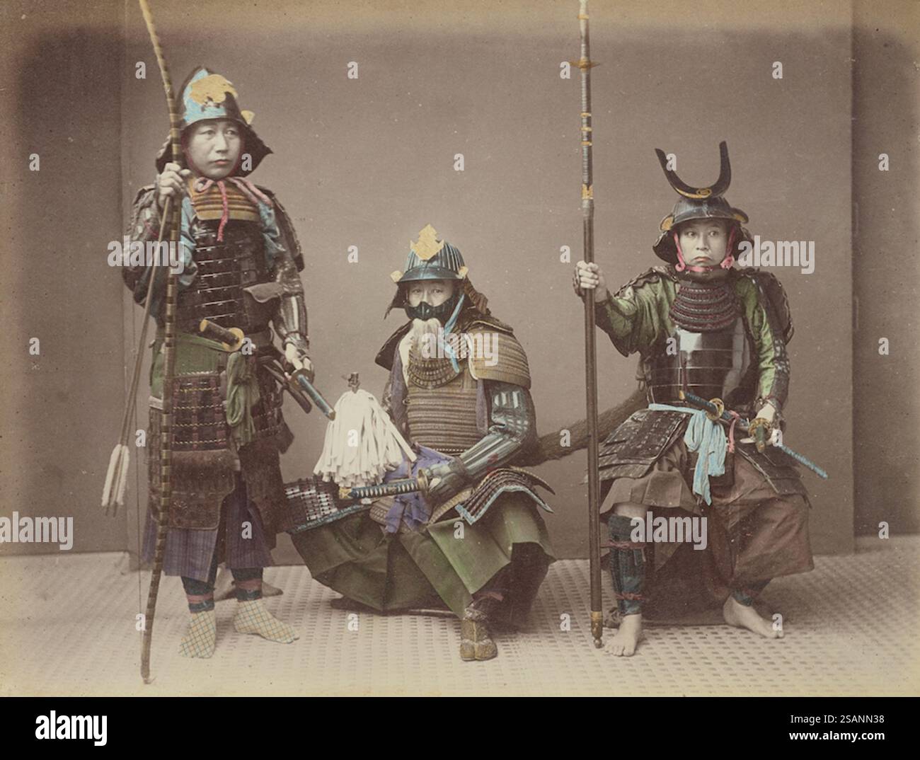 Samurai in Rüstung; Kusakabe Kimbei (Japanisch, 1841 - 1934 , 1880 - ca. 1912); Japan; 1870s - 1890s; Hand - farbige Eiweiß Silber drucken; 20,3 x 26,7 cm (8" x 10 1/2 in.); 84. XA. 700.4.58 Stockfoto