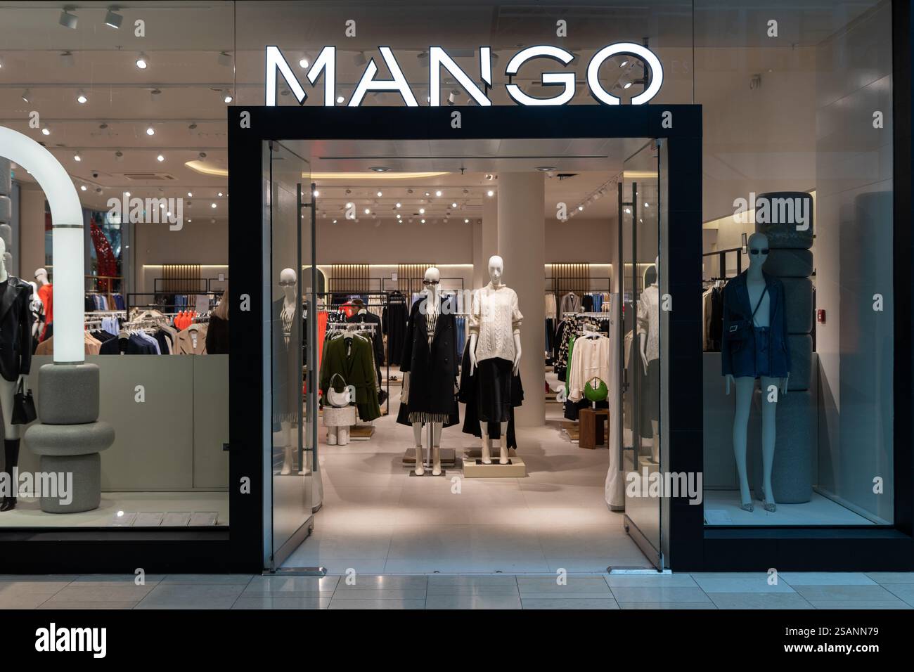 Mango Shop, Einzelhandelskette mit trendiger Damenbekleidung und Accessoires. Einige Geschäfte verkaufen auch Herrenmode Stockfoto