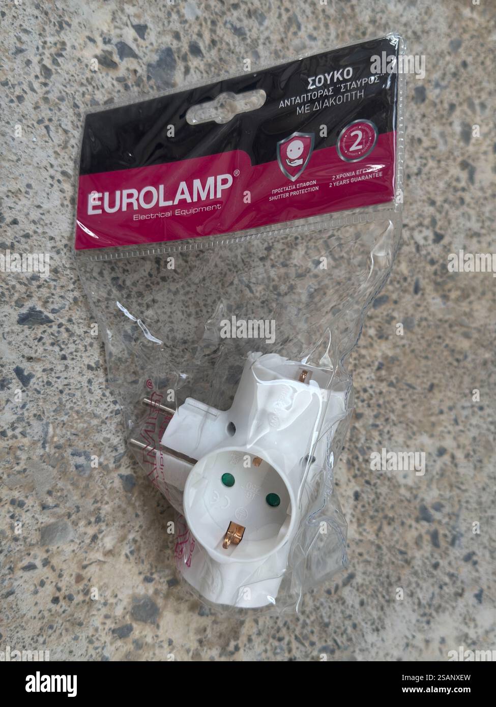 Nahaufnahme des weißen Steckeradapters an drei Steckdosen Stockfoto