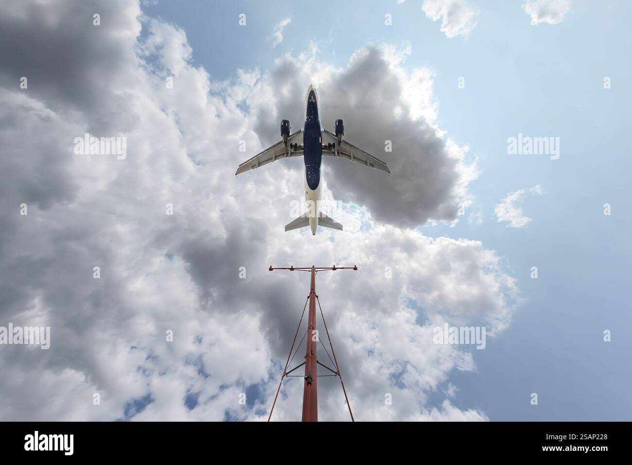 Ein Verkehrsflugzeug steigt in Richtung eines großen internationalen Flughafens ab und richtet sich an der Start- und Landebahn aus, während die Piloten Geschwindigkeit und Luftklappen anpassen. ATC führt den Apac Stockfoto