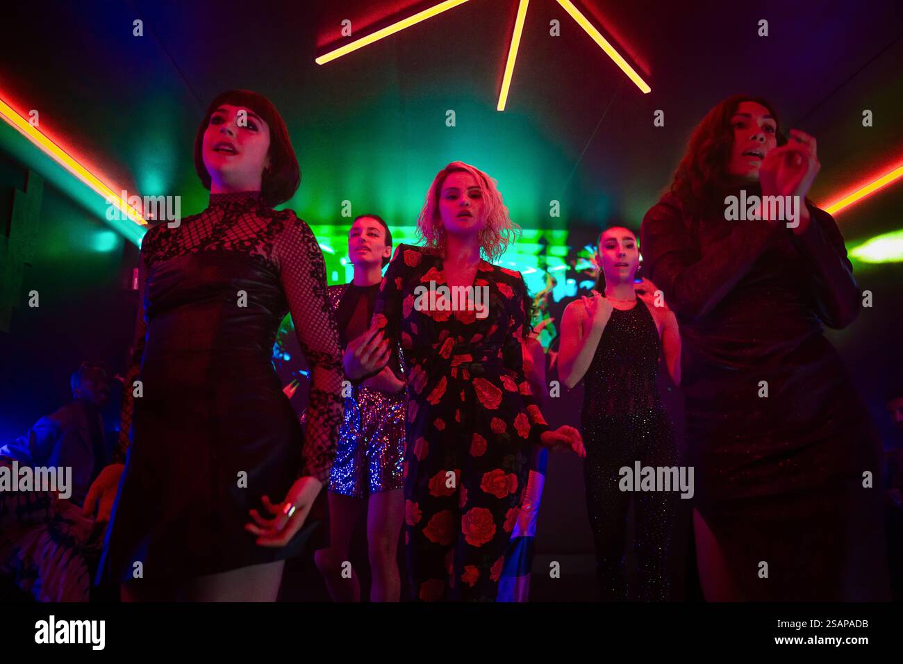 Emilia Pérez (2024) von Jacques Audiard mit Selena Gomez. Ein Musikdrama, das einem mexikanischen Kartellführer folgt, der einen Anwalt anheuert, um ihren Tod vorzutäuschen, damit sie authentisch wie ihr wahres selbst leben kann. Werbefoto ***NUR REDAKTIONELLE VERWENDUNG***. Quelle: BFA / Shanna Besson / Netflix Stockfoto