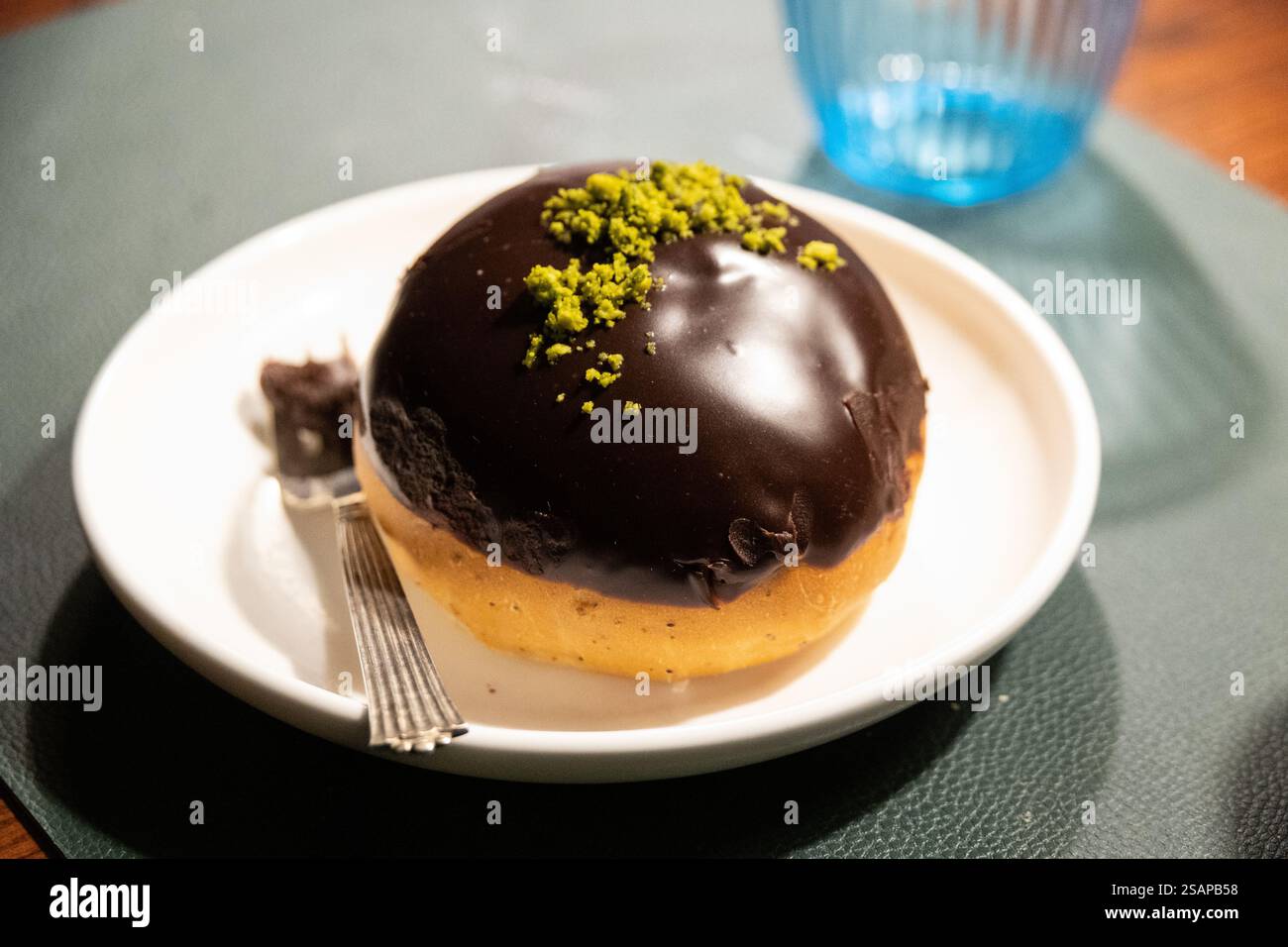 Eine dänische fastelavnsbolle (ähnlich der schwedischen Semla) von Skipper Bageri ist ein köstliches Gebäck, das traditionell während des Fastelavn genossen wird. Die Version, die in dänischen Bäckereien am oder um den Faschingsmontag verkauft wird, ist etwas anders. Sie wird aus Blätterteig hergestellt und mit Schlagsahne, etwas Marmelade und oft mit Glasur gefüllt. Zu Hause backen die Menschen eine Version, die eher einer üblichen Weizenbrötchen ähnelt, indem sie einfachen Hefeteig mit Rosinen, Succade und manchmal kandierten Bitterorangenschalen mischen. Stockfoto