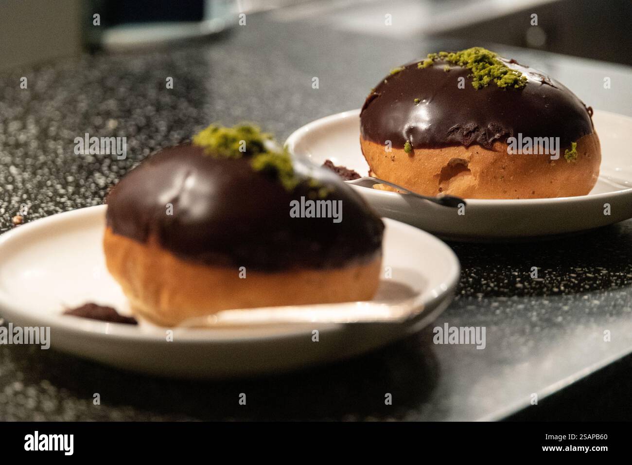 Eine dänische fastelavnsbolle (ähnlich der schwedischen Semla) von Skipper Bageri ist ein köstliches Gebäck, das traditionell während des Fastelavn genossen wird. Die Version, die in dänischen Bäckereien am oder um den Faschingsmontag verkauft wird, ist etwas anders. Sie wird aus Blätterteig hergestellt und mit Schlagsahne, etwas Marmelade und oft mit Glasur gefüllt. Zu Hause backen die Menschen eine Version, die eher einer üblichen Weizenbrötchen ähnelt, indem sie einfachen Hefeteig mit Rosinen, Succade und manchmal kandierten Bitterorangenschalen mischen. Stockfoto