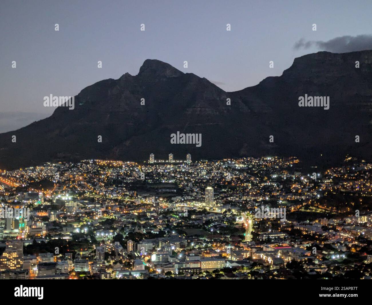Blick auf den Teufelsgipfel vom Signalberg bei Nacht Stockfoto