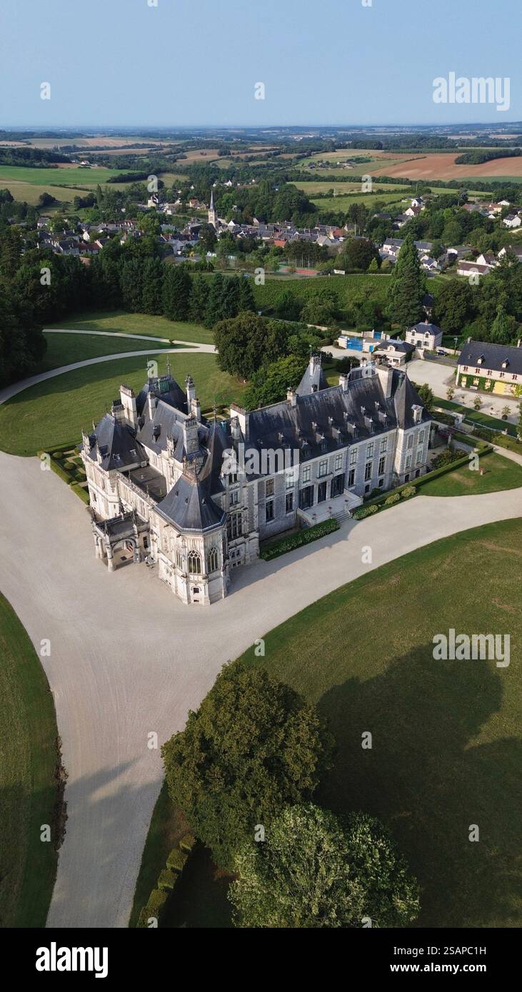 Drohnenaufnahme des Château de Menetou-Salon Menetou-Salon Frankreich, eines prächtigen historischen neogotischen Anwesens mit eleganten Türmen Stockfoto