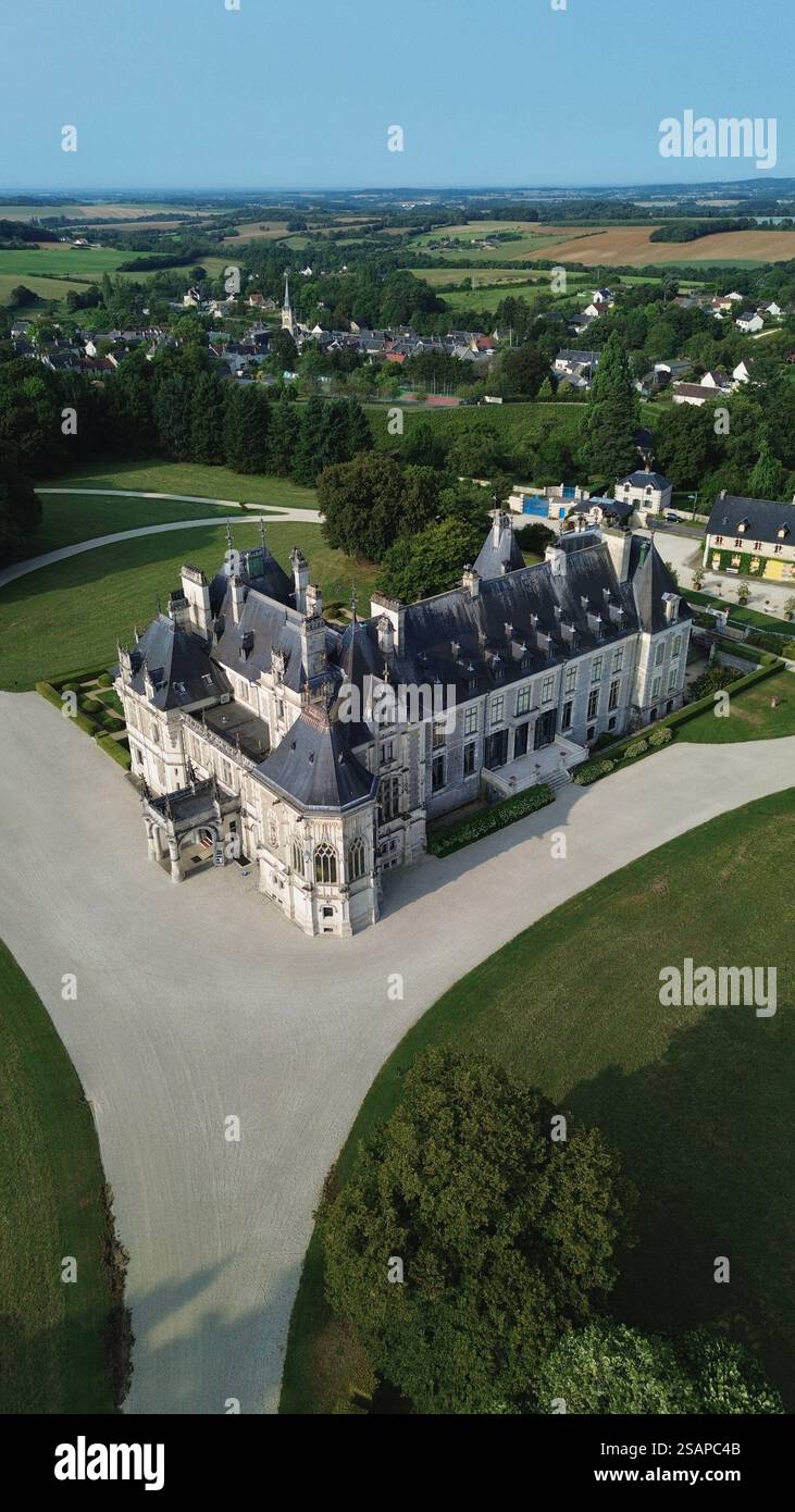 Drohnenaufnahme des Château de Menetou-Salon Menetou-Salon Frankreich, eines prächtigen historischen neogotischen Anwesens mit eleganten Türmen Stockfoto