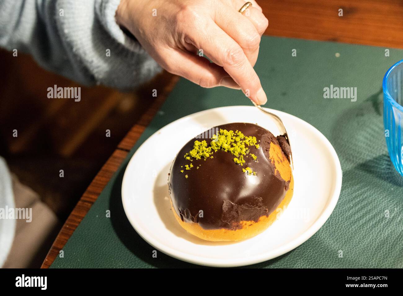 Eine dänische fastelavnsbolle (ähnlich der schwedischen Semla) von Skipper Bageri ist ein köstliches Gebäck, das traditionell während des Fastelavn genossen wird. Die Version, die in dänischen Bäckereien am oder um den Faschingsmontag verkauft wird, ist etwas anders. Sie wird aus Blätterteig hergestellt und mit Schlagsahne, etwas Marmelade und oft mit Glasur gefüllt. Zu Hause backen die Menschen eine Version, die eher einer üblichen Weizenbrötchen ähnelt, indem sie einfachen Hefeteig mit Rosinen, Succade und manchmal kandierten Bitterorangenschalen mischen. (Foto: Kristian Tuxen Ladegaard Berg/SOPA Images/SIPA USA) Stockfoto