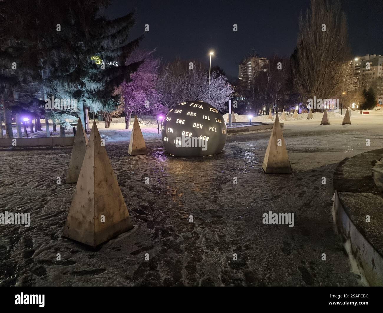 Betonball zu Ehren der FIFA Fussball-Weltmeisterschaft 2018 in Kasan mit den Namen der teilnehmenden Länder im Park auf Festival'nyy Bul'var - Smartphone-aufgenommenes Stockfoto