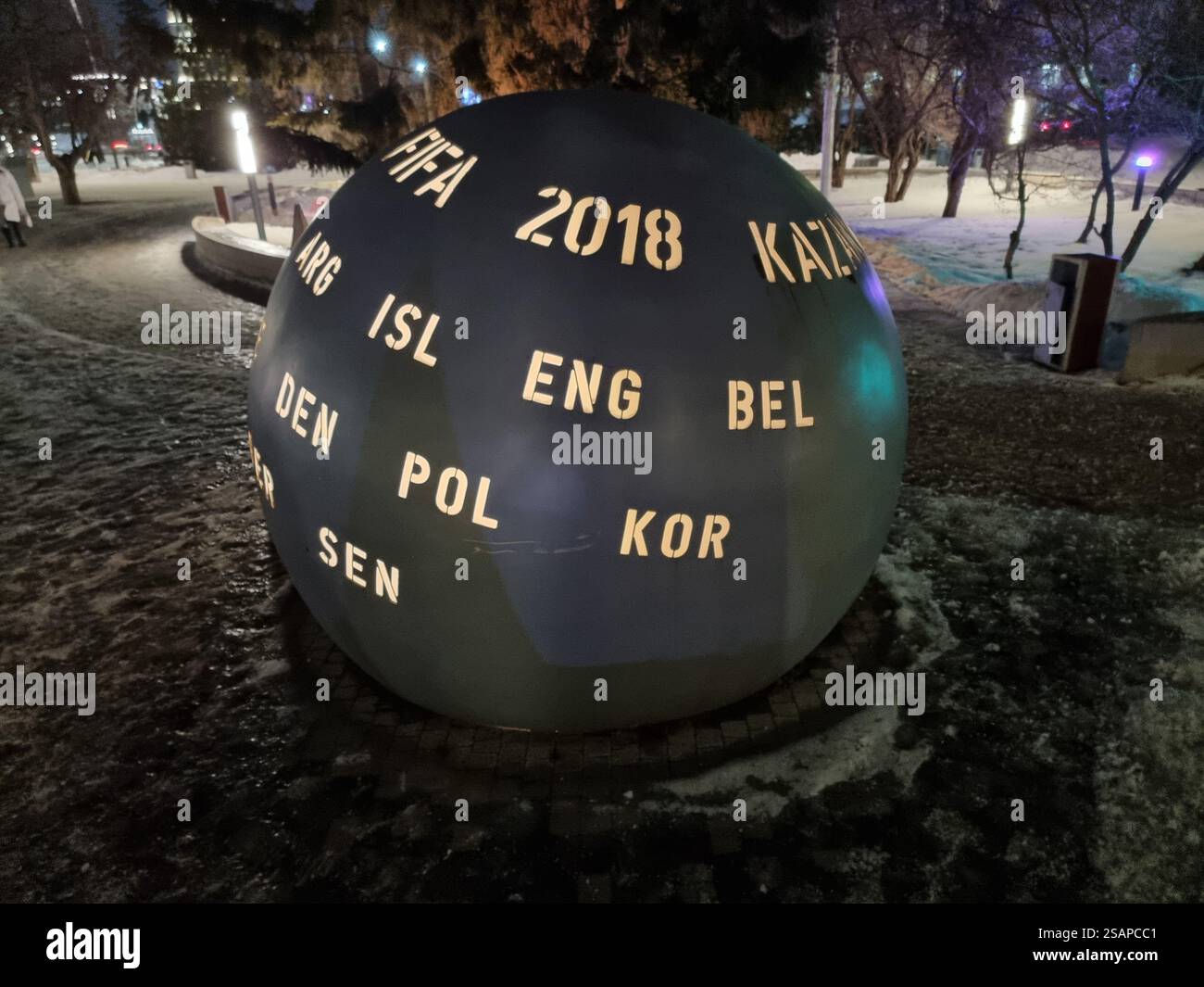 Betonball zu Ehren der FIFA Fussball-Weltmeisterschaft 2018 in Kasan mit den Namen der teilnehmenden Länder im Park auf Festival'nyy Bul'var - Smartphone-aufgenommenes Stockfoto