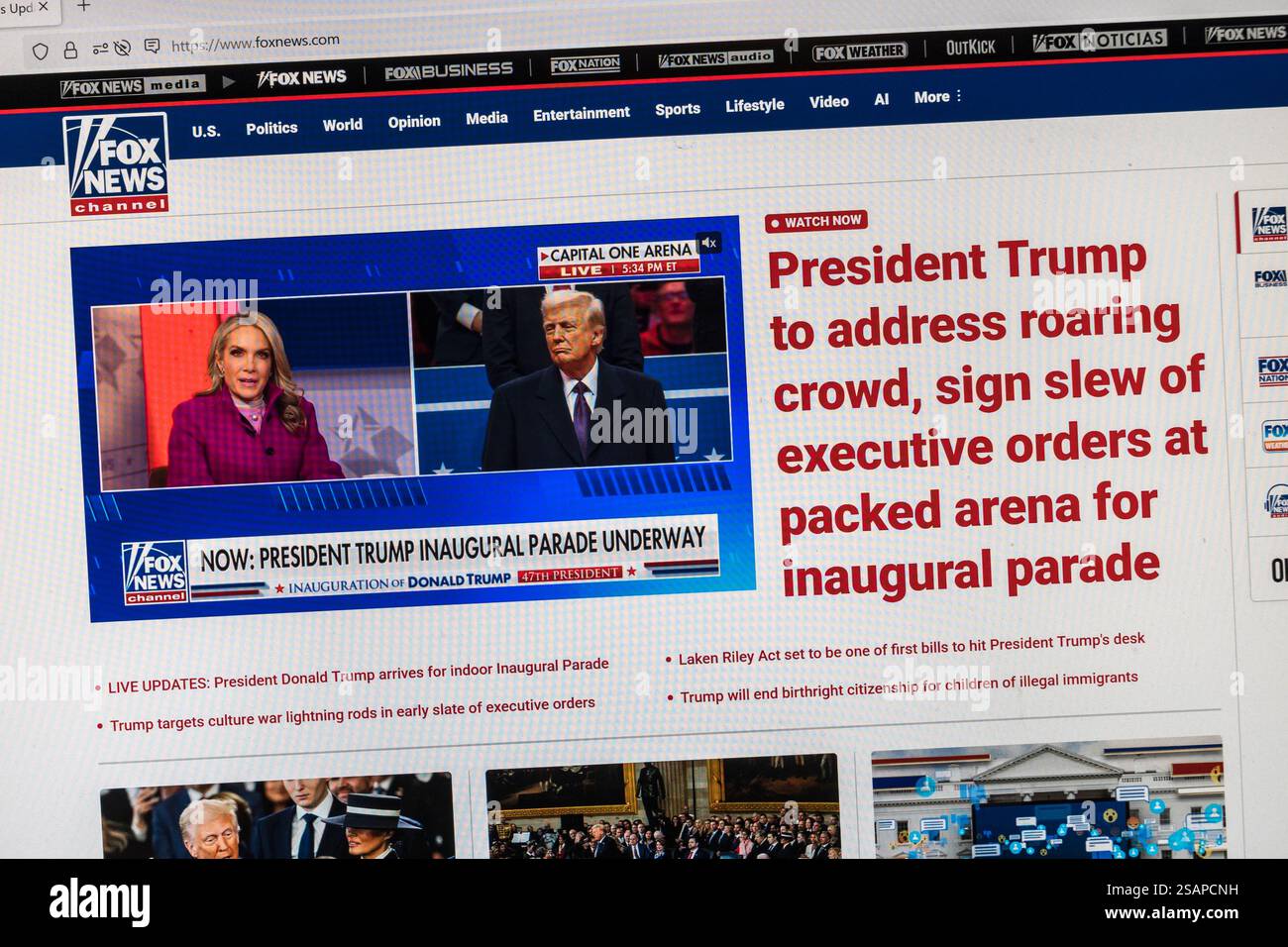 Fox News-Website-Schlagzeile, in der er annulliert: "Präsident Trump soll sich an die dröhnende Menge wenden..." Bei seiner Einweihung am 20. Januar 2025. Stockfoto
