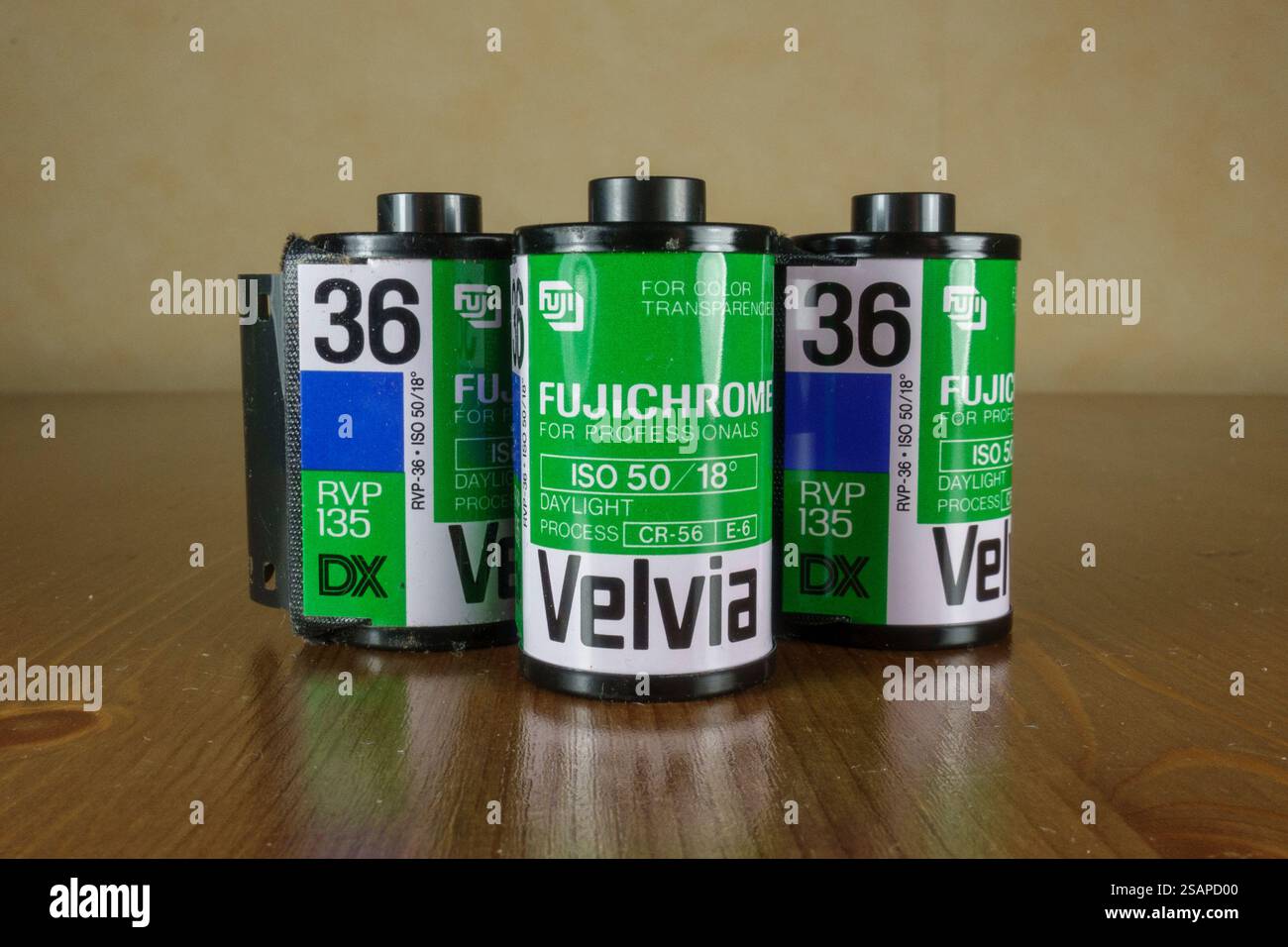 Rollen Fujichrome Velvia 35-mm-Diafilm (36 Belichtungen). Stockfoto Rollen Fujichrome Velvia 35-mm-Diafilm (36 Belichtungen). Stockfoto