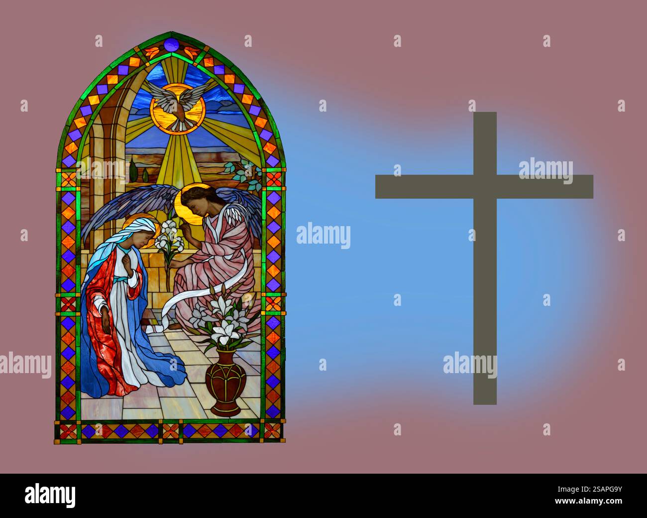 Buntglas aus der ältesten Kirche des Dominikaners mit einem Kruzifix, das sein heiliges Licht strahlt Stockfoto