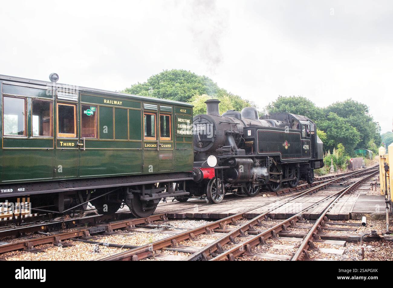 41298 2t Mixed Traffic LMS Ivatt Klasse 2 2-6-2 Tankmotor von George Ivatt. Ich ziehe einen Wagen der dritten Klasse in die Havenstreet Station, Isle of White Stockfoto