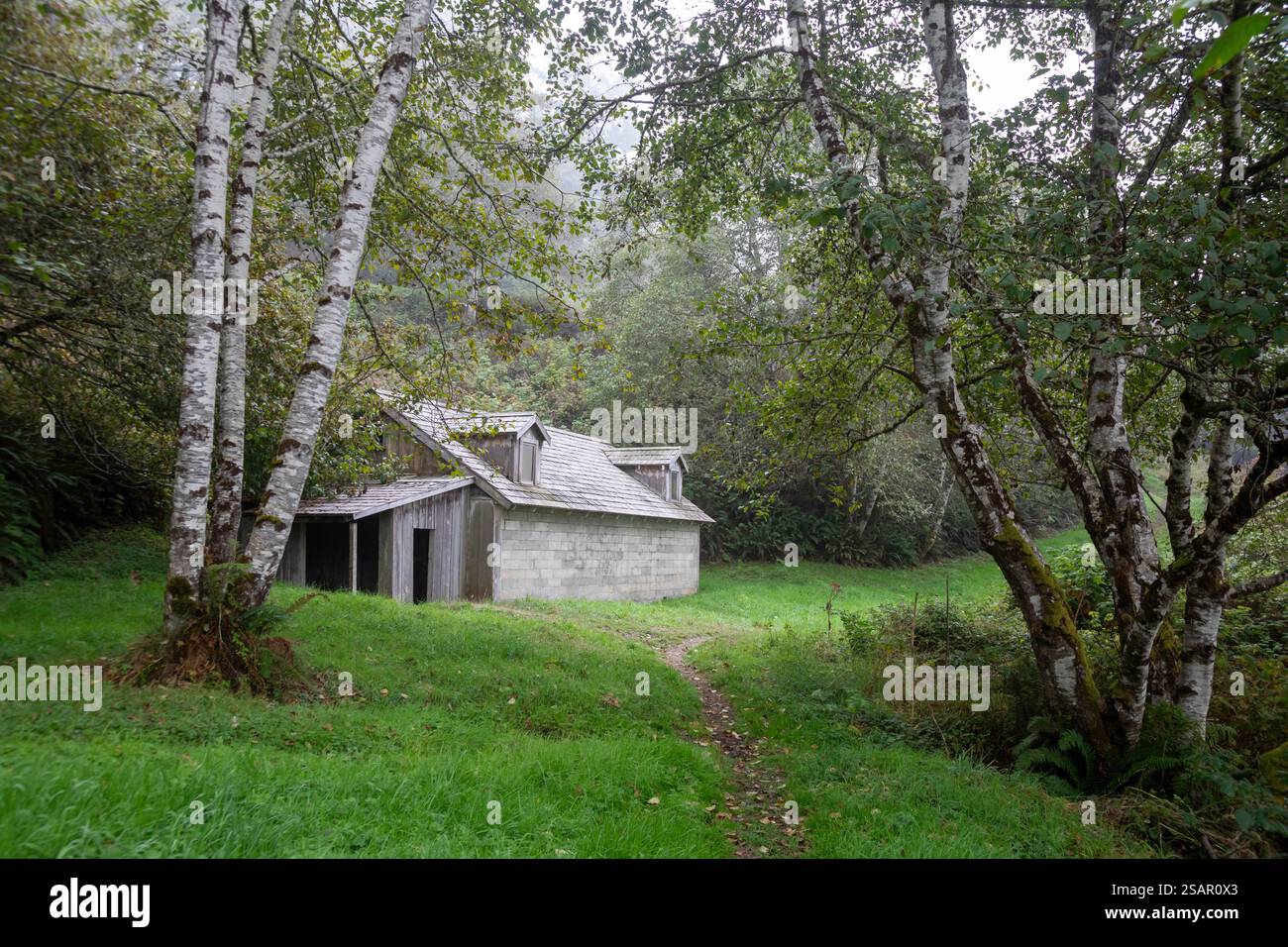Klamath, Kalifornien - Eine Radarstation aus dem Zweiten Weltkrieg über dem Pazifik. Es wurde entworfen, um es wie ein Bauernhaus auszusehen, um es vor möglichen Japa zu schützen Stockfoto