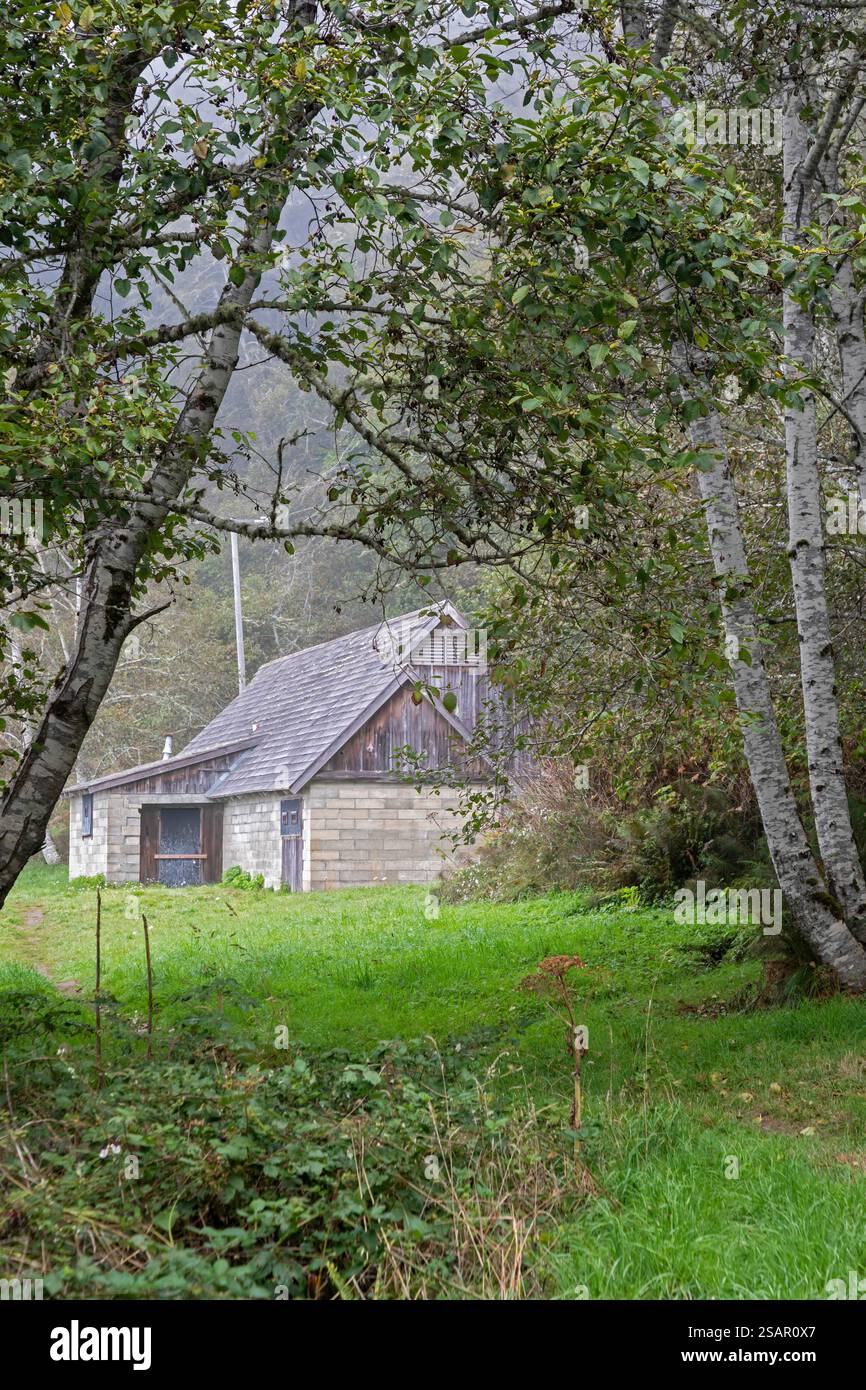 Klamath, Kalifornien - Eine Radarstation aus dem Zweiten Weltkrieg über dem Pazifik. Es wurde entworfen, um es wie ein Bauernhaus auszusehen, um es vor möglichen Japa zu schützen Stockfoto