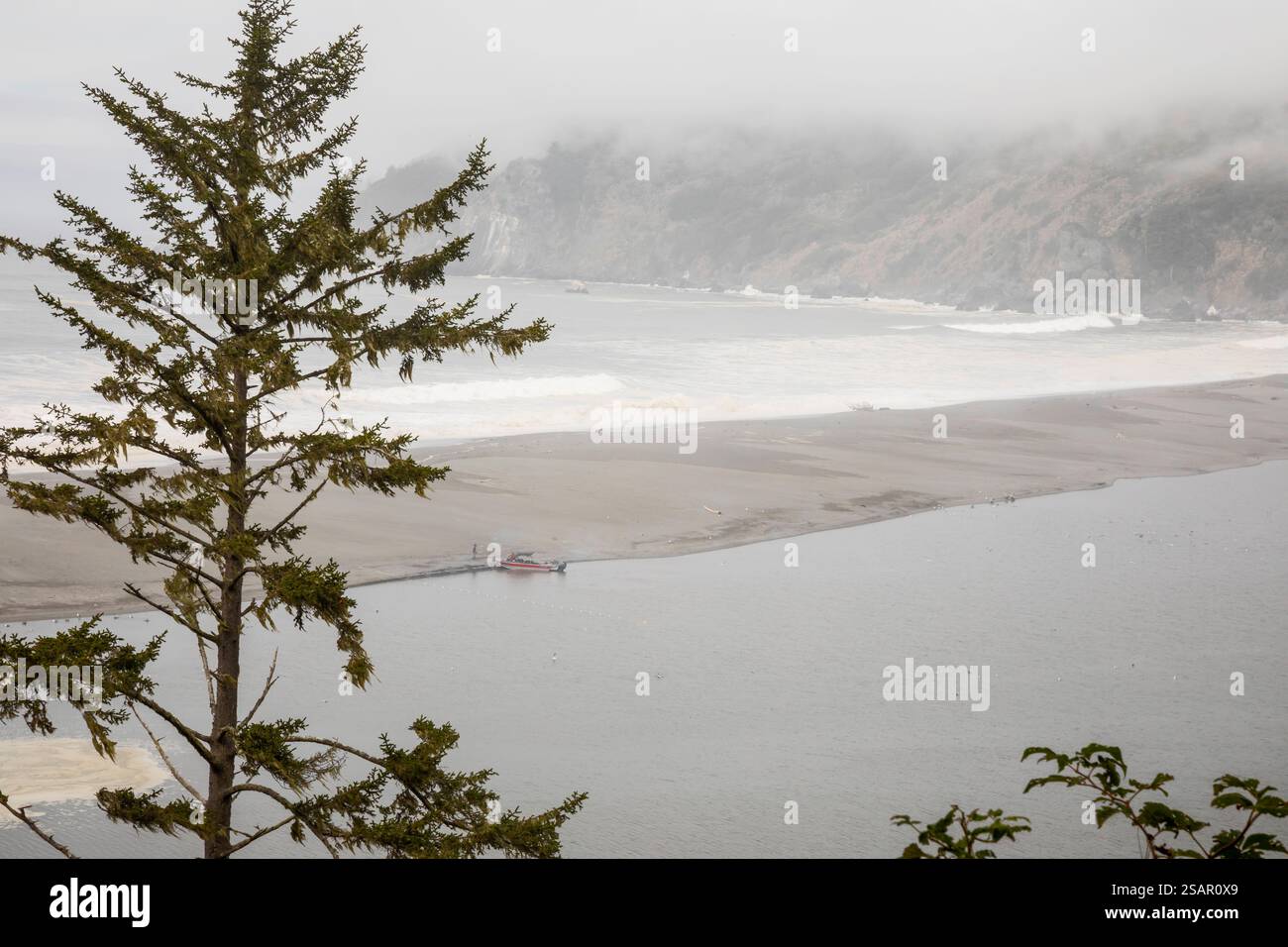 Klamath, Kalifornien – Ein Boot wird auf der Sandbank an der Mündung des Klamath River gezogen, wo es auf den Pazifischen Ozean trifft. Die Gegend liegt in der Mitte Stockfoto