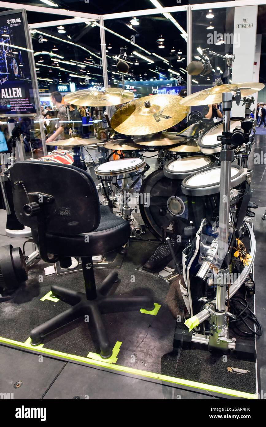 Anaheim, Kalifornien, 24. Januar 2025 – Rick Allen von DEF Leopard Drum Kit auf der NAMM Show 2025 in Anaheim, Kalifornien Stockfoto