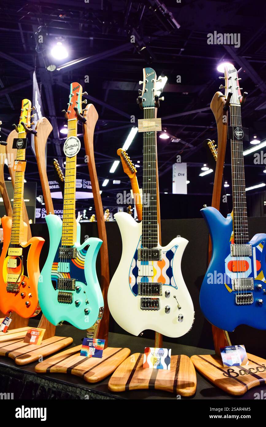 Custom Guitars in der Boutique Guitar Showcase auf der NAMM Show 2025 in Anaheim, Kalifornien Stockfoto