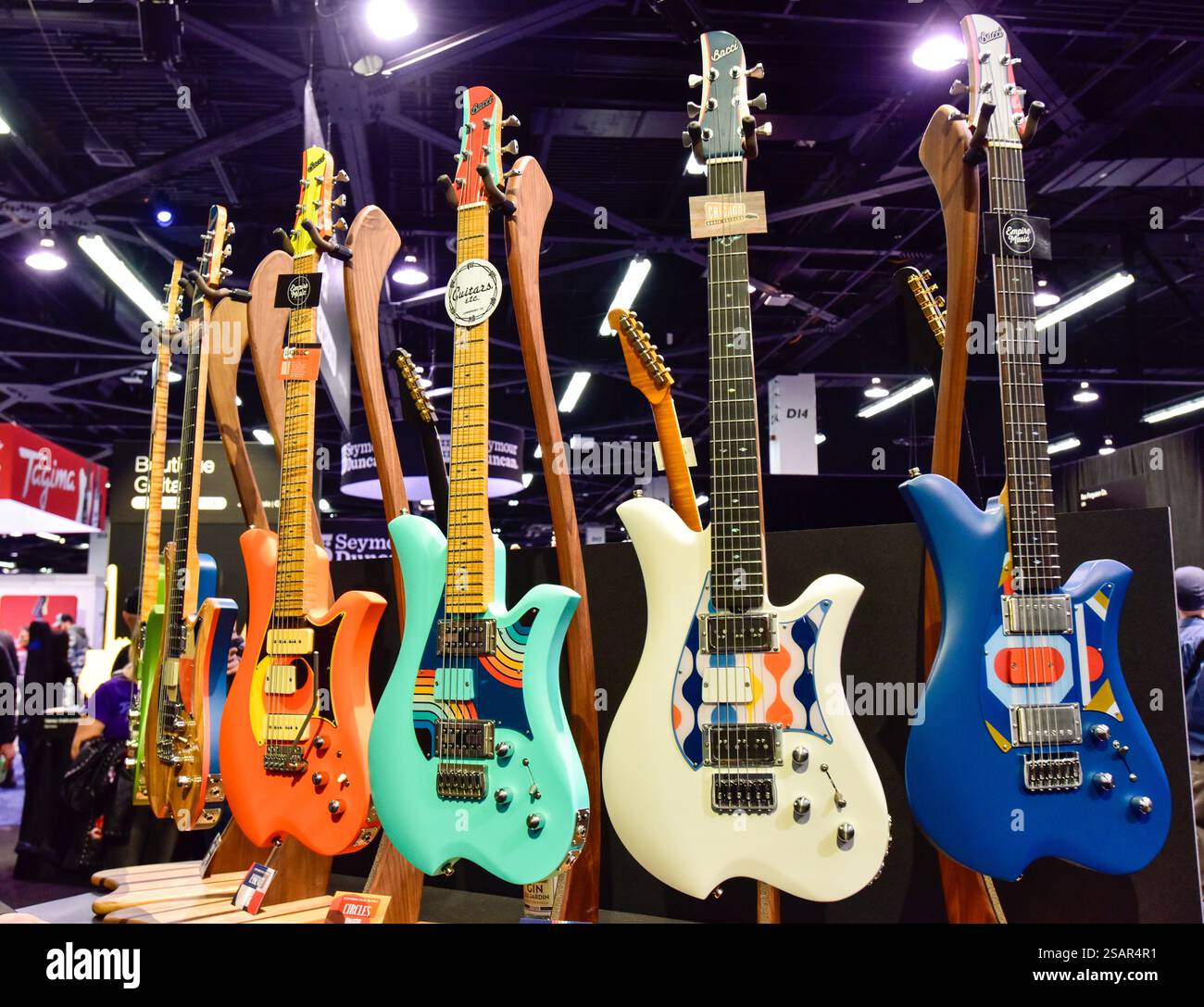 Custom Guitars in der Boutique Guitar Showcase auf der NAMM Show 2025 in Anaheim, Kalifornien Stockfoto