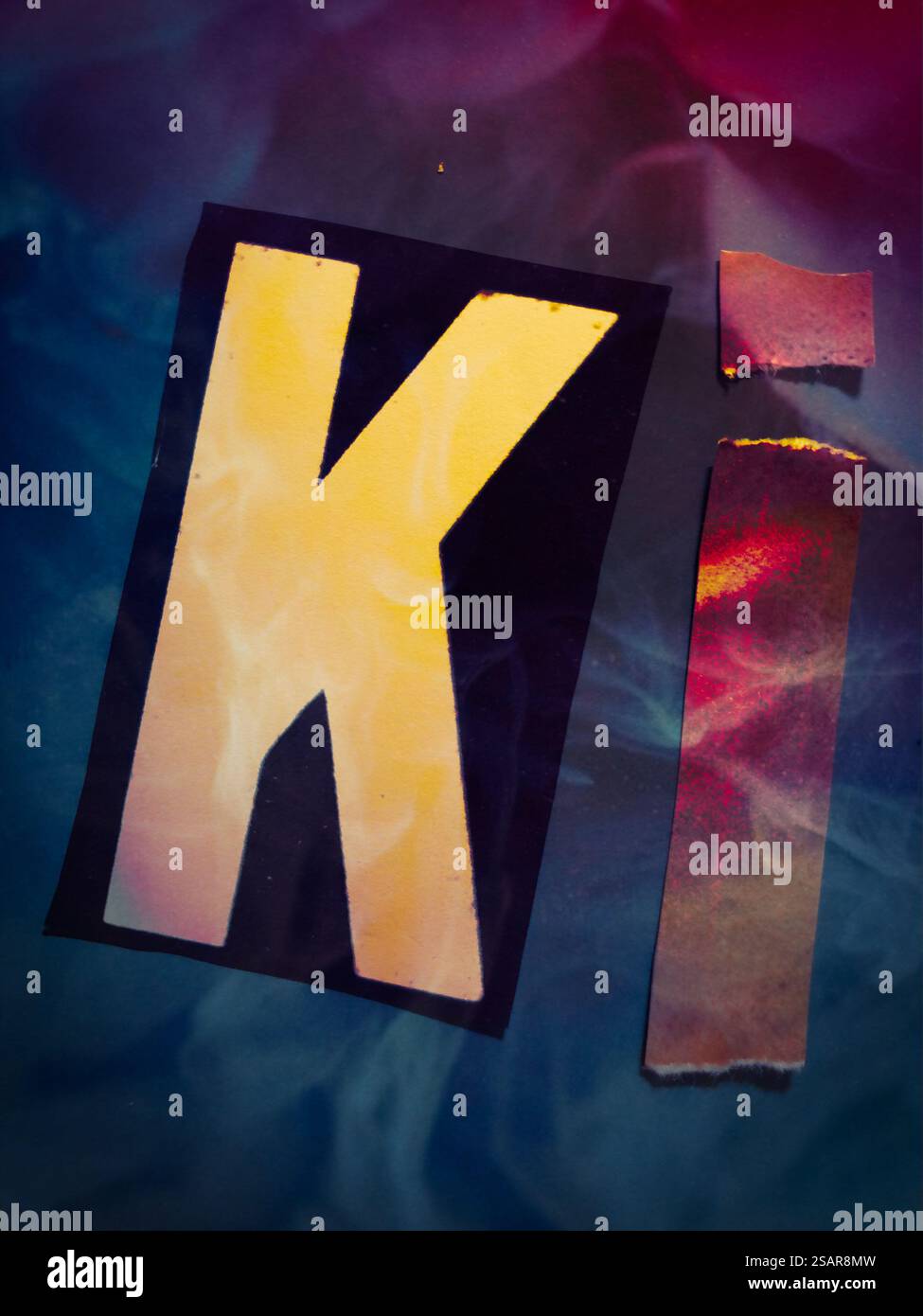 Ausgeschnittene Buchstaben „KI“ für den deutschen Ausdruck „Künstliche Intelligenz“ Stockfoto