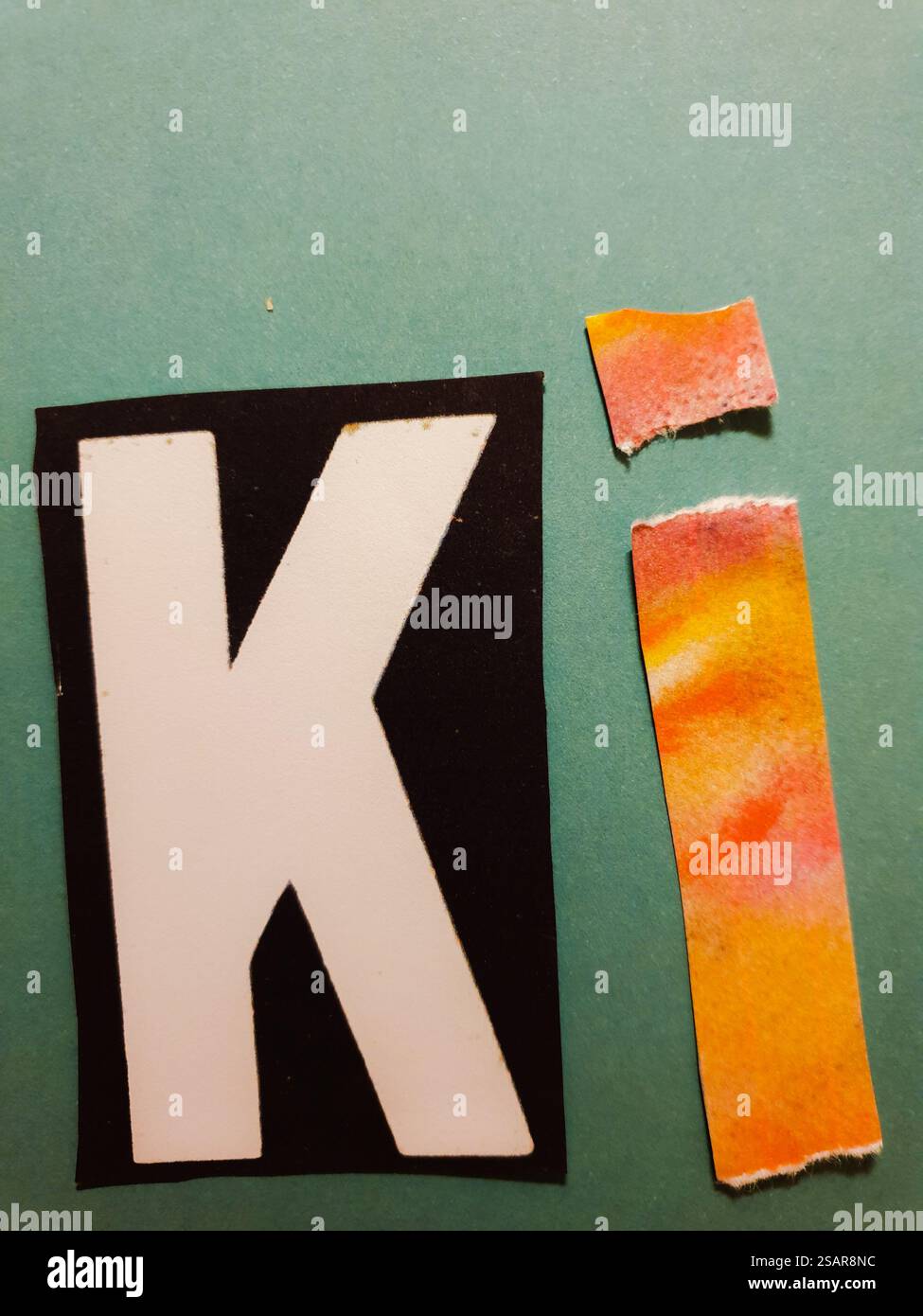 Ausgeschnittene Buchstaben „KI“ für den deutschen Ausdruck „Künstliche Intelligenz“ Stockfoto