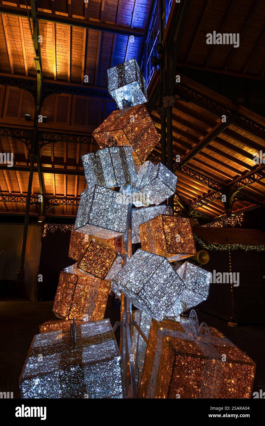 Eine dekorative Ausstellung beleuchteter Geschenkboxen in Pyramidenform, innen mit Holzdecke und Beleuchtung. Montreux, Schweiz Stockfoto