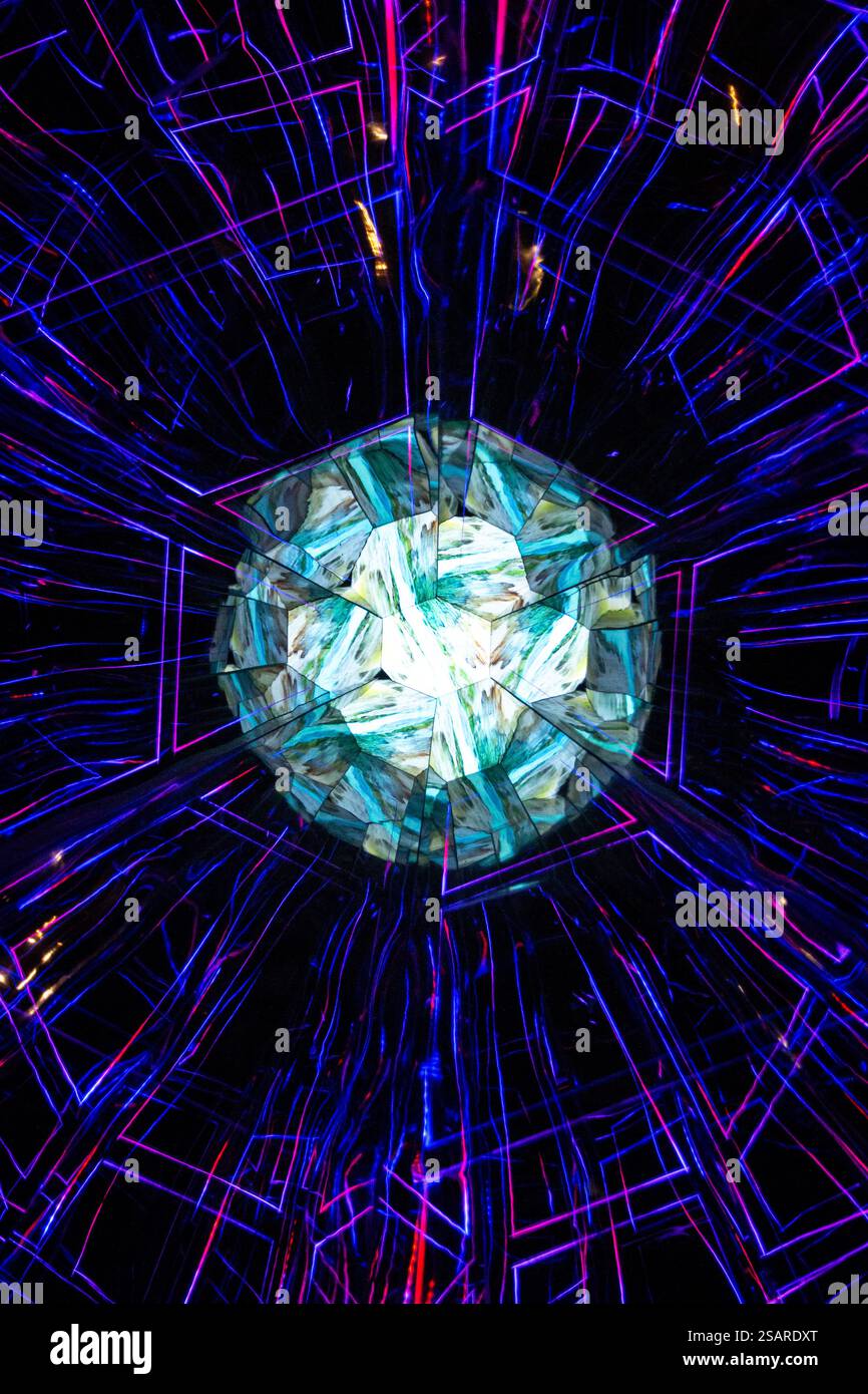 Ein lebendiges, farbenfrohes digitales Kaleidoskop-Display von Scottsdale Canal Convergence 2024, das abstrakte Muster der Lichtkunst zeigt. Stockfoto