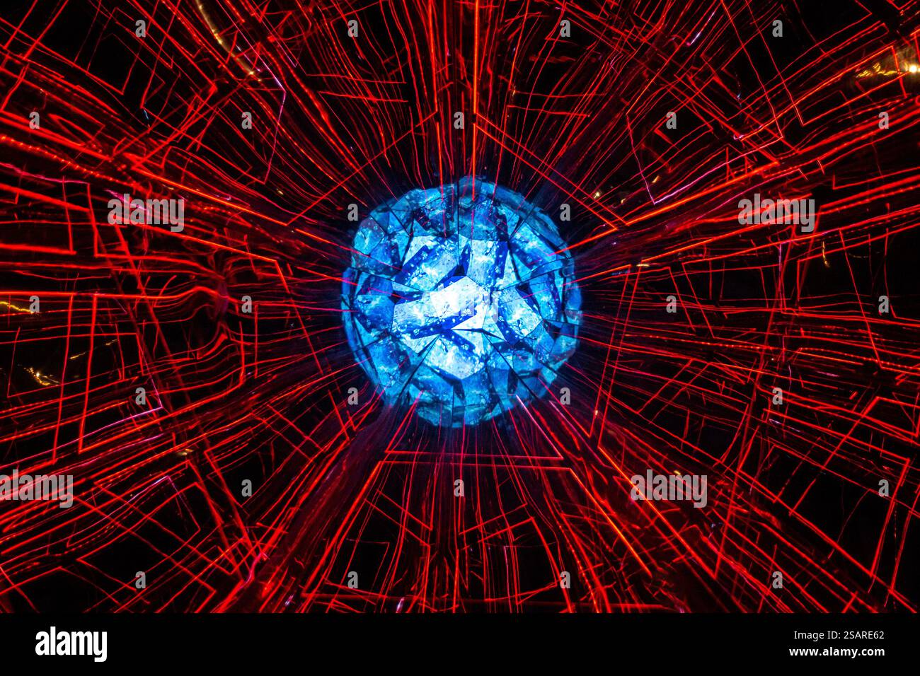 Ein lebendiges, farbenfrohes digitales Kaleidoskop-Display von Scottsdale Canal Convergence 2024, das abstrakte Muster der Lichtkunst zeigt. Stockfoto