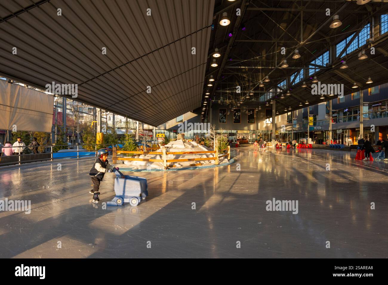 Eislaufbahn am Lonsdale Quay im Winter, North Vancouver, British Columbia, Kanada Stockfoto