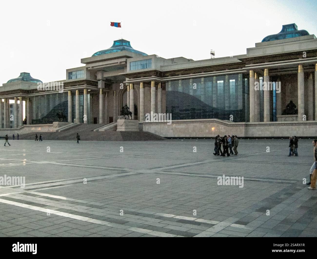 Ein großes Gebäude mit einer Flagge oben. Das Gebäude ist leer. Die Flagge ist rot und weiß Stockfoto