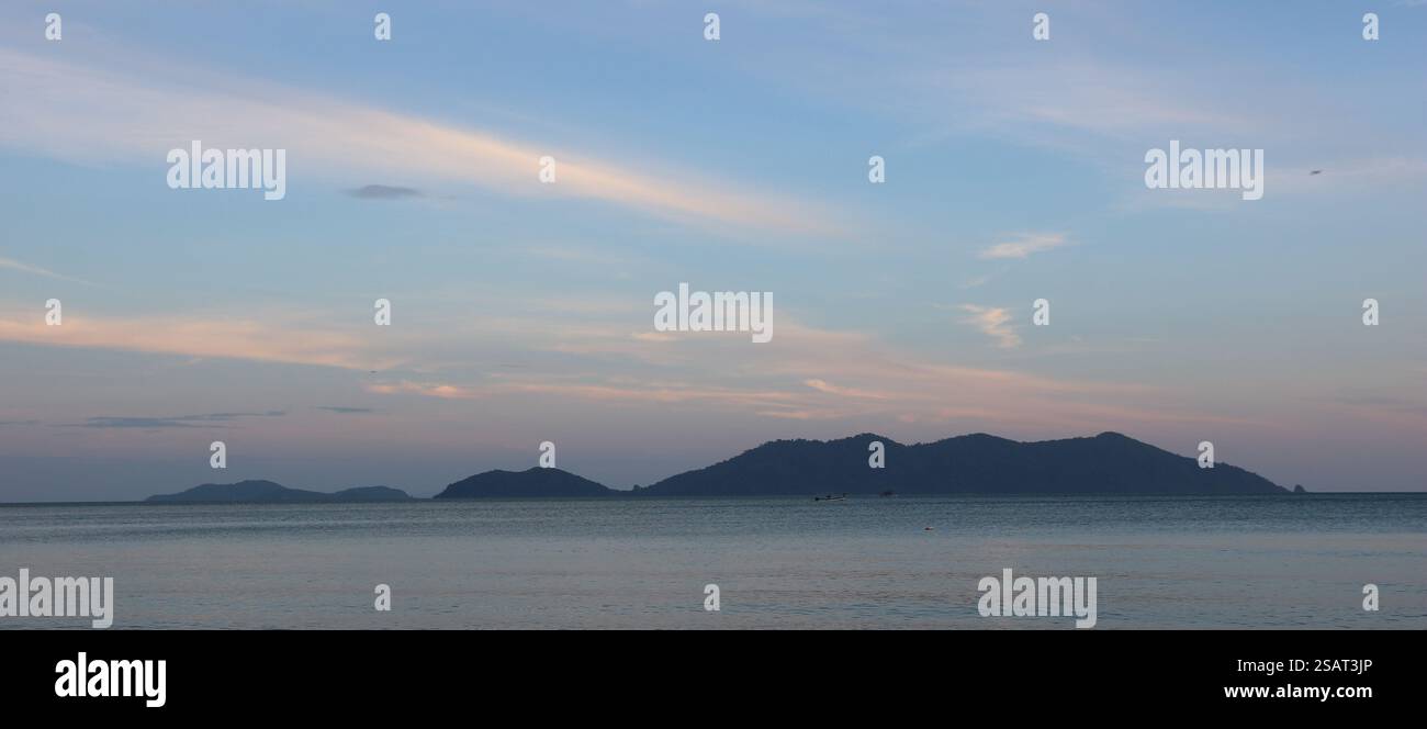 Blick auf den Sonnenuntergang vom Klong Kloi Beach, Koh Chang, Thailand. Stockfoto