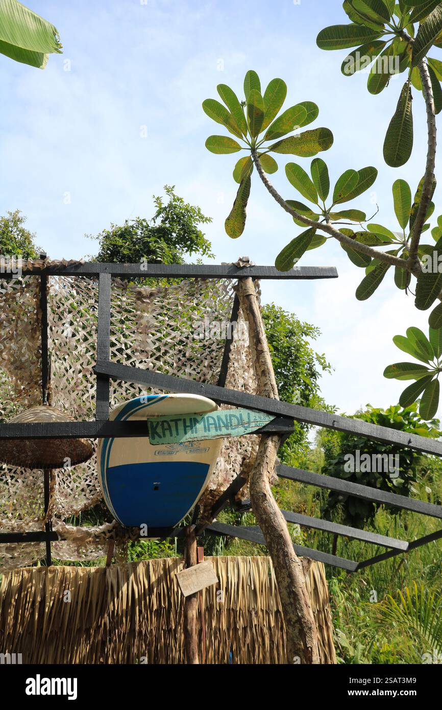 Richtungsschild in Ko Chang Thailand, Richtung Kathmandu. Stockfoto