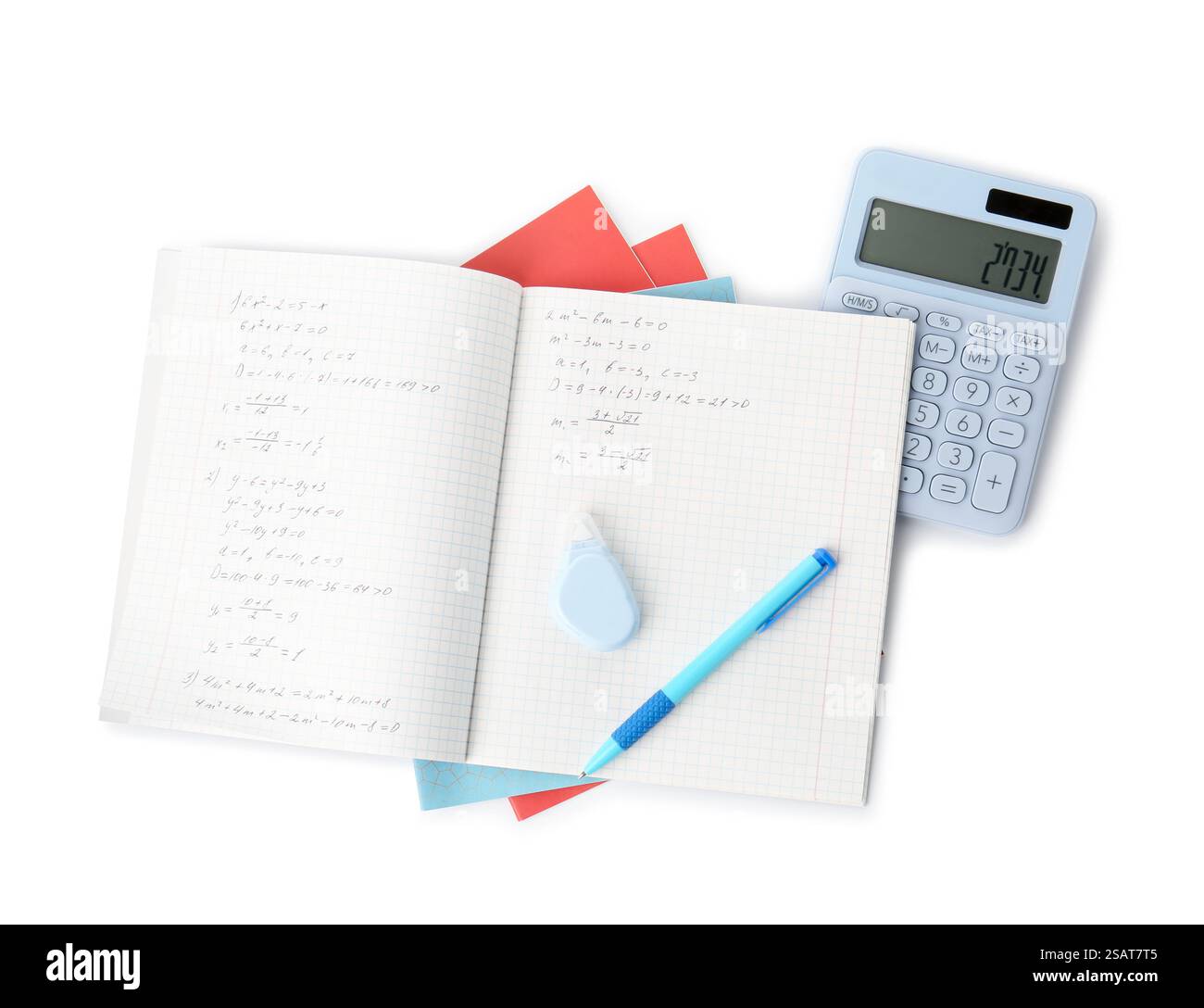 Hausaufgaben machen. Notizbuch mit mathematischer Zuordnung und Schreibwaren auf weißem Hintergrund, Draufsicht Stockfoto