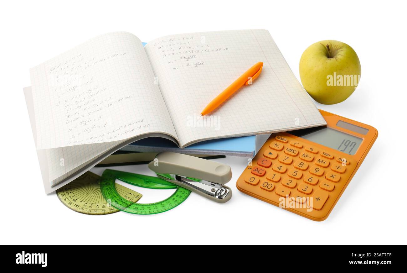 Hausaufgaben machen. Notizbuch mit mathematischer Zuordnung, Apfel und Briefpapier isoliert auf weiß Stockfoto