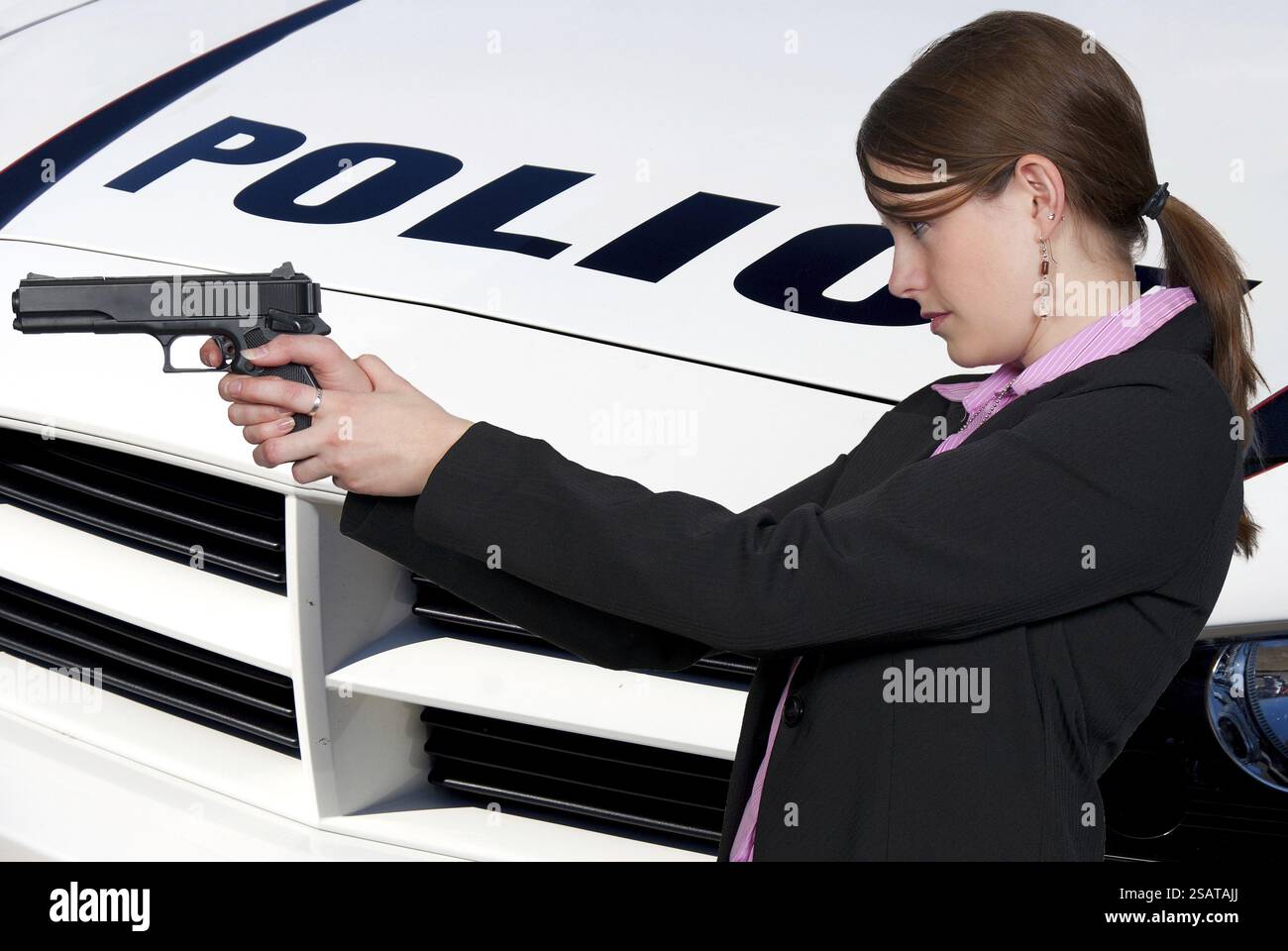 Eine schöne Polizistin Detektiv bei der Arbeit mit einer Pistole Stockfoto