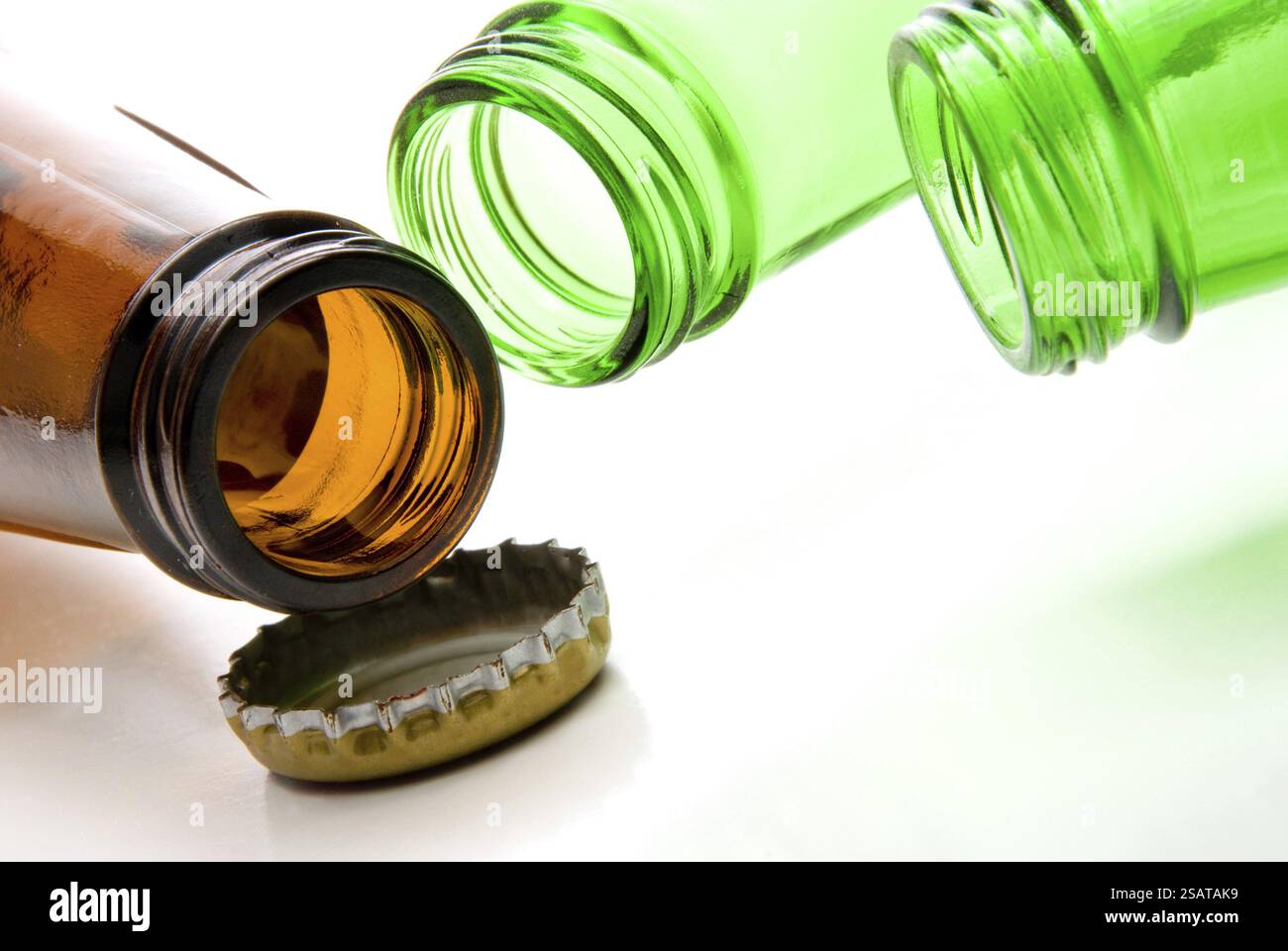 Grüne und braune Bierflaschen mit Flaschenverschluss Stockfoto