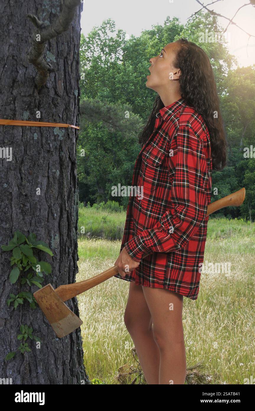 Holzfäller mit einer Axt, bereit, einen Baum zu Fällen Stockfoto