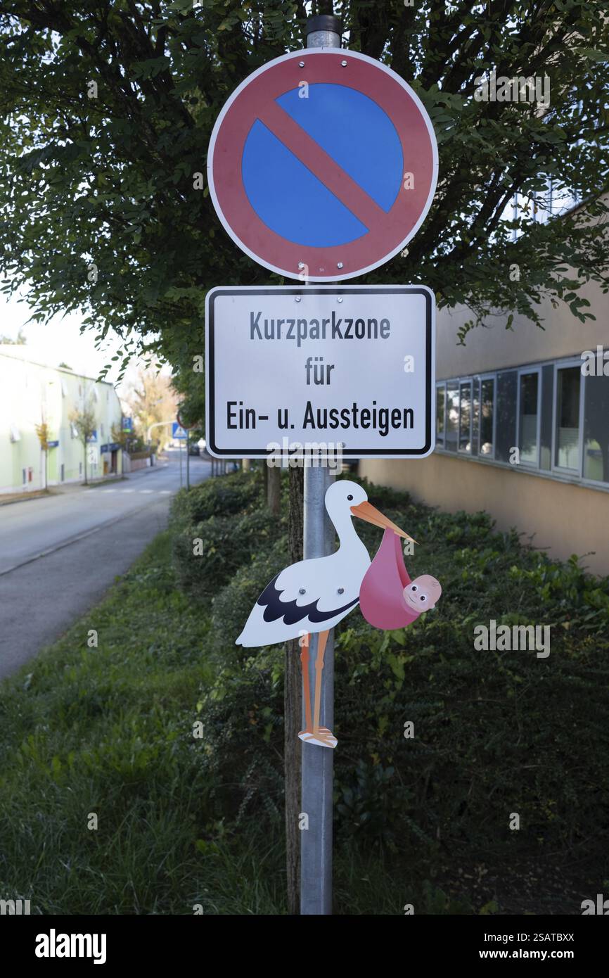 Parkplatz, Kurzparkplatz zum ein- und Aussteigen, Bild: Storch mit Gaby, Kinderkrankenhaus, Ebersberg, Ebersberg, Bayern, Deutschland, Euro Stockfoto
