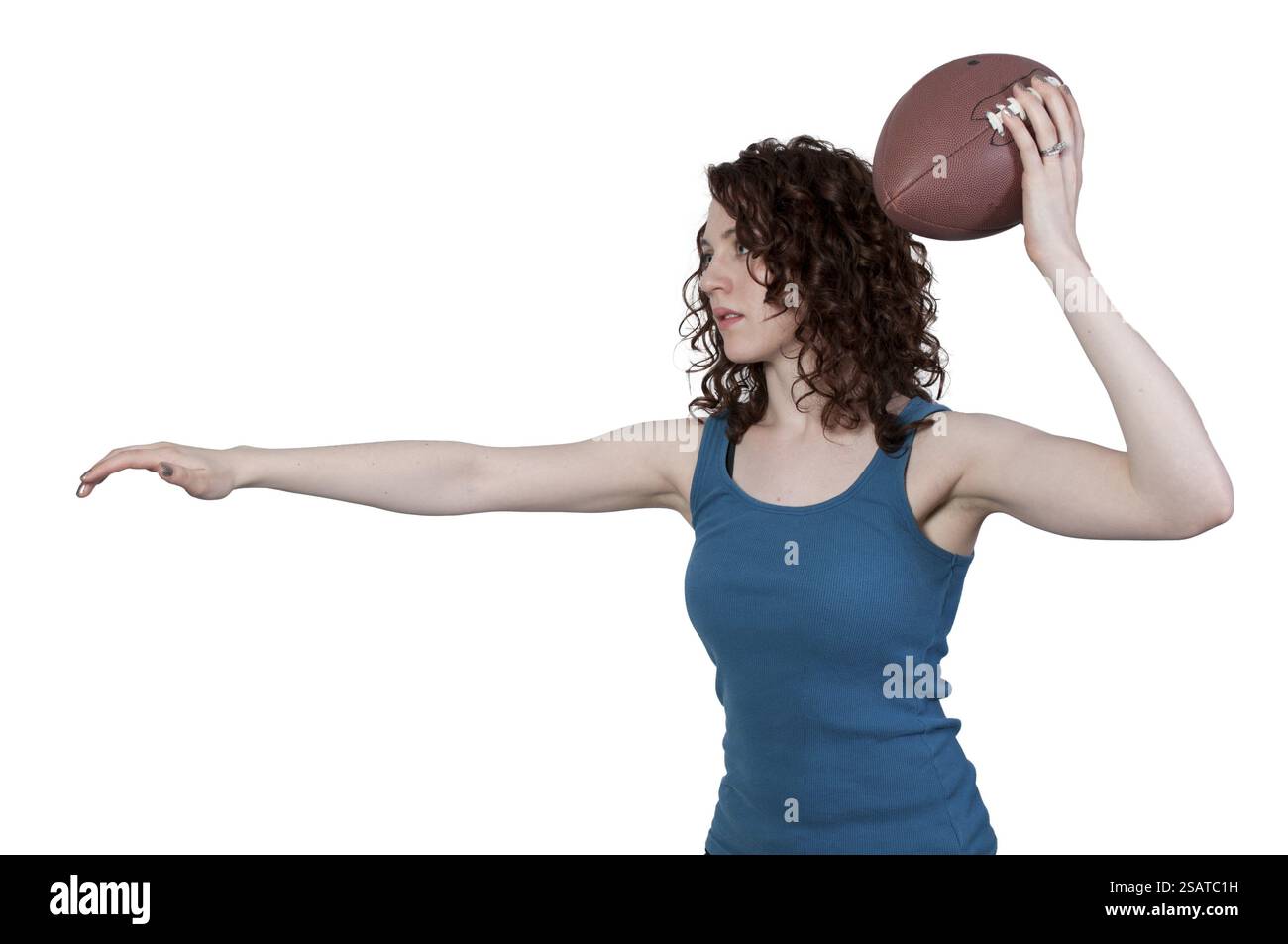 Schöne junge Frau Quarterback beim Werfen eines Fußballs Stockfoto