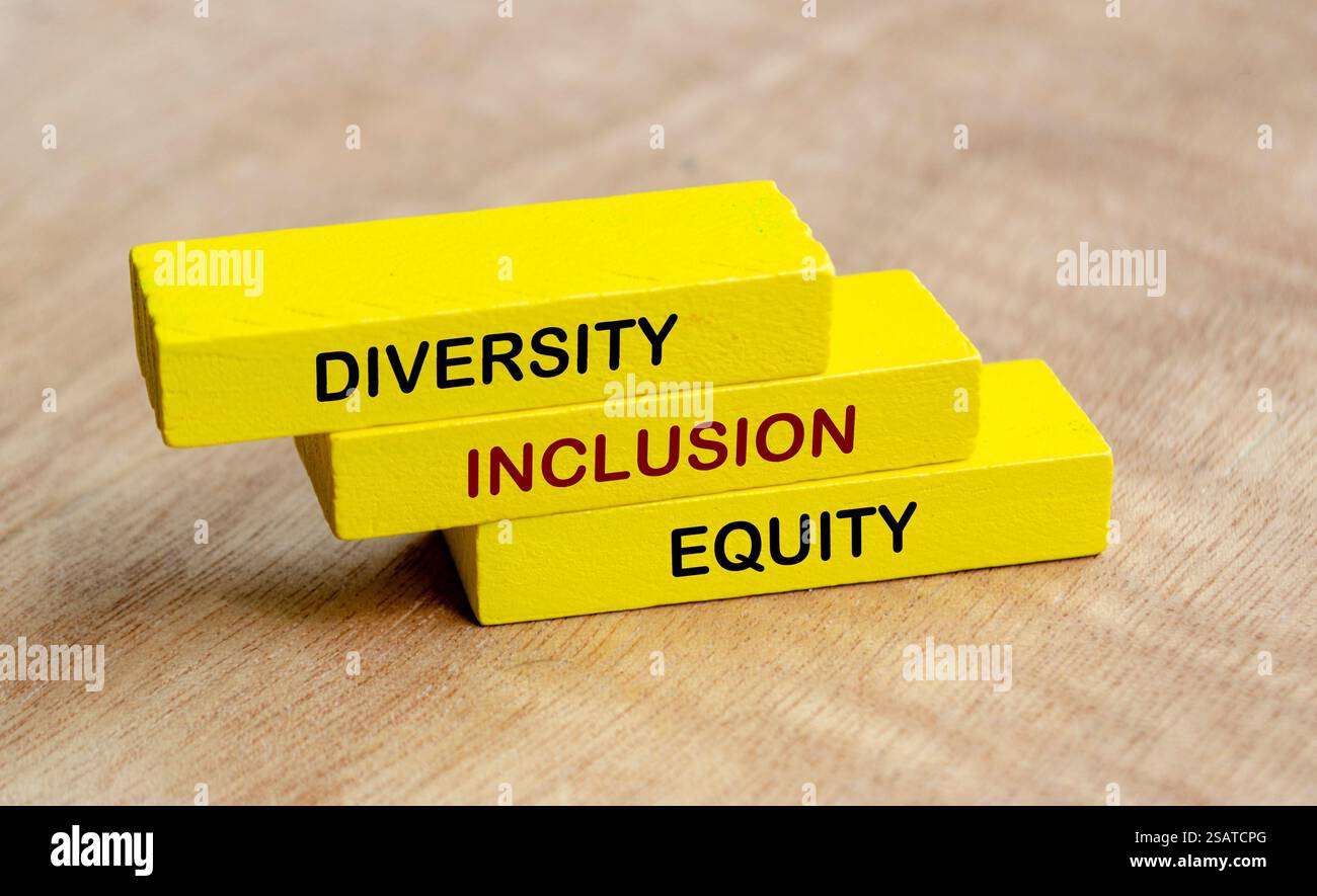Text für Diversity, Inklusion und Equity auf gelben Holzblöcken. D- und I-Konzept. Stockfoto