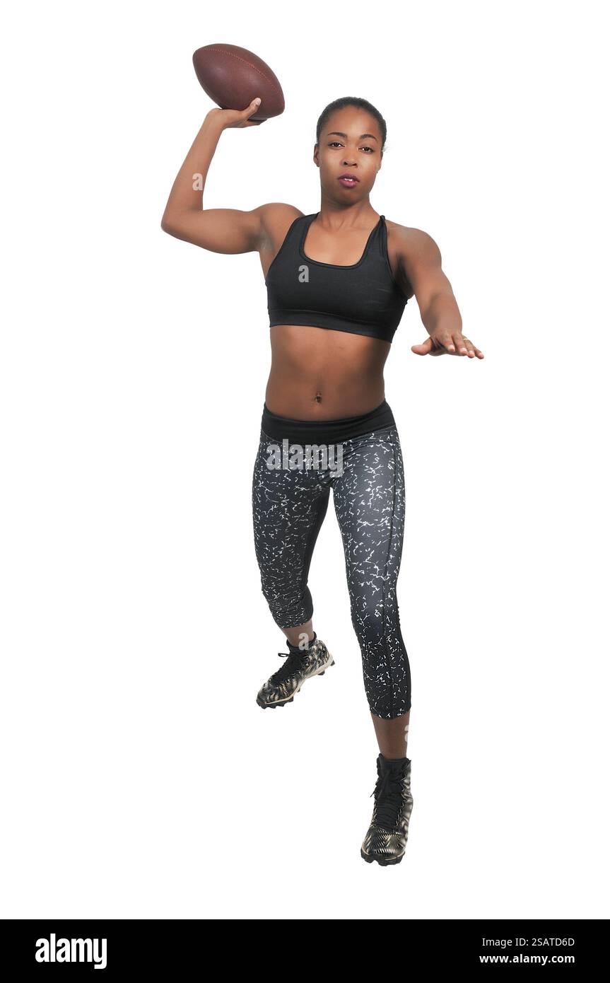 Schöne junge Frau Quarterback beim Werfen eines Fußballs Stockfoto