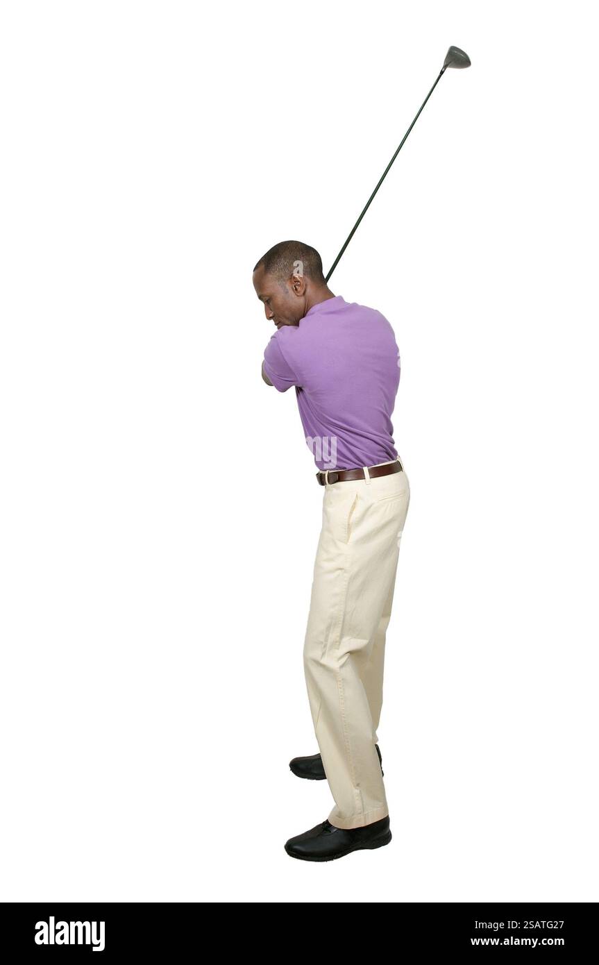 Gutaussehender Mann, der eine Runde Golf spielt Stockfoto