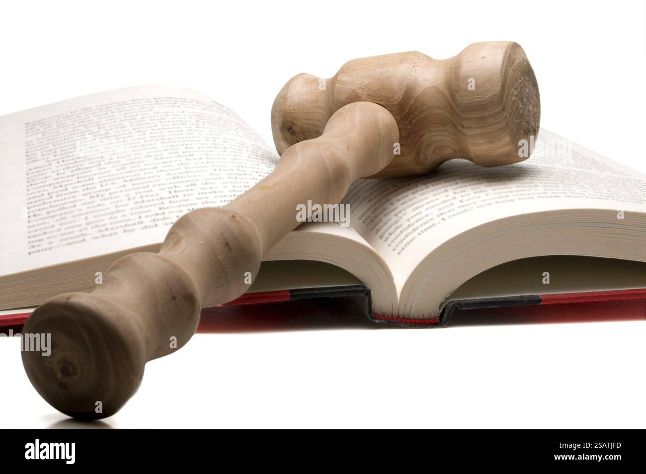 Ein offenes juristisches Buch und ein Richter-Hammer Stockfoto