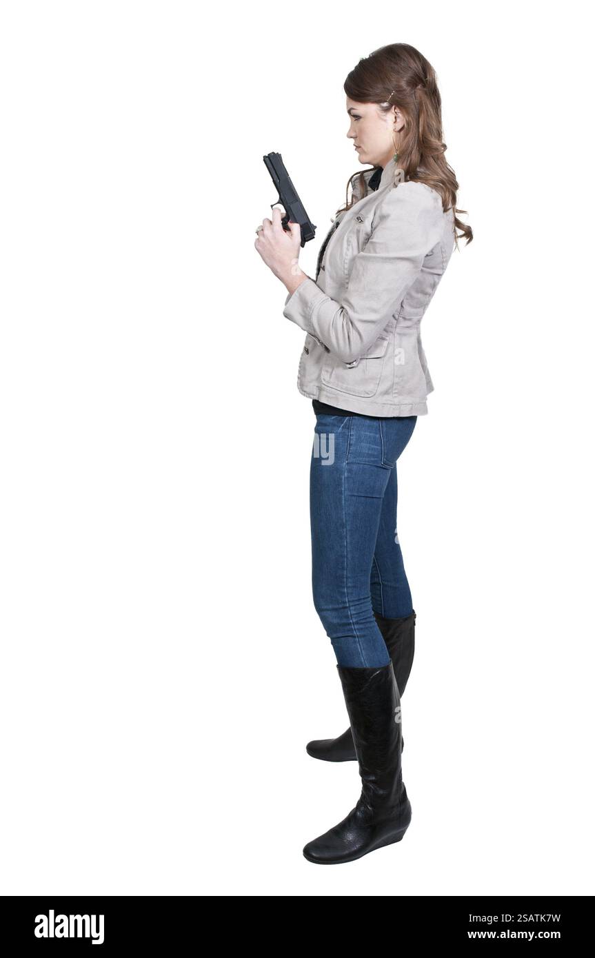 Eine schöne Polizistin Detektiv bei der Arbeit mit einer Pistole Stockfoto