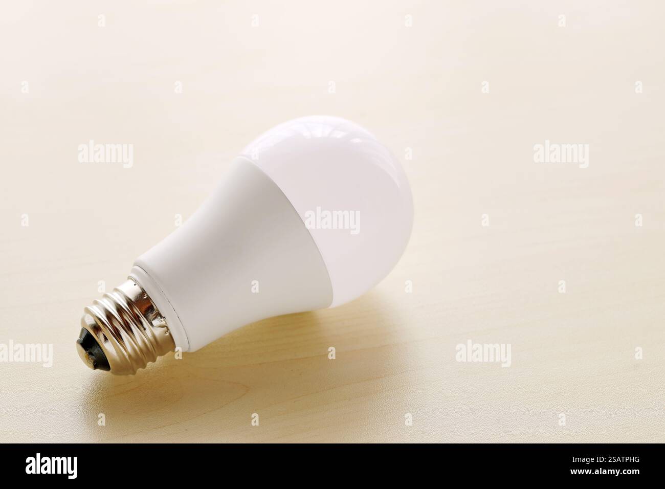 LED-Energiesparlampe auf Holztischhintergrund Stockfoto