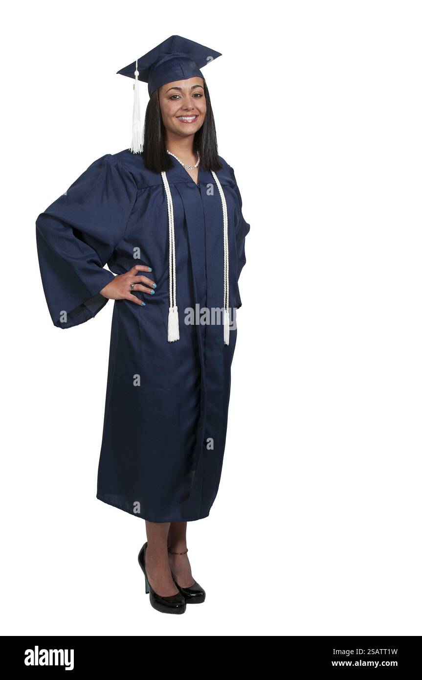 Junge schwarze afrikanische amerikanische Frau in ihrer Graduierung Roben Stockfoto