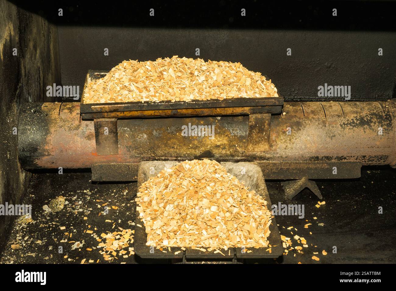 Hickory-Holzspäne in der Fleischverarbeitung Rauchkammer Stockfoto